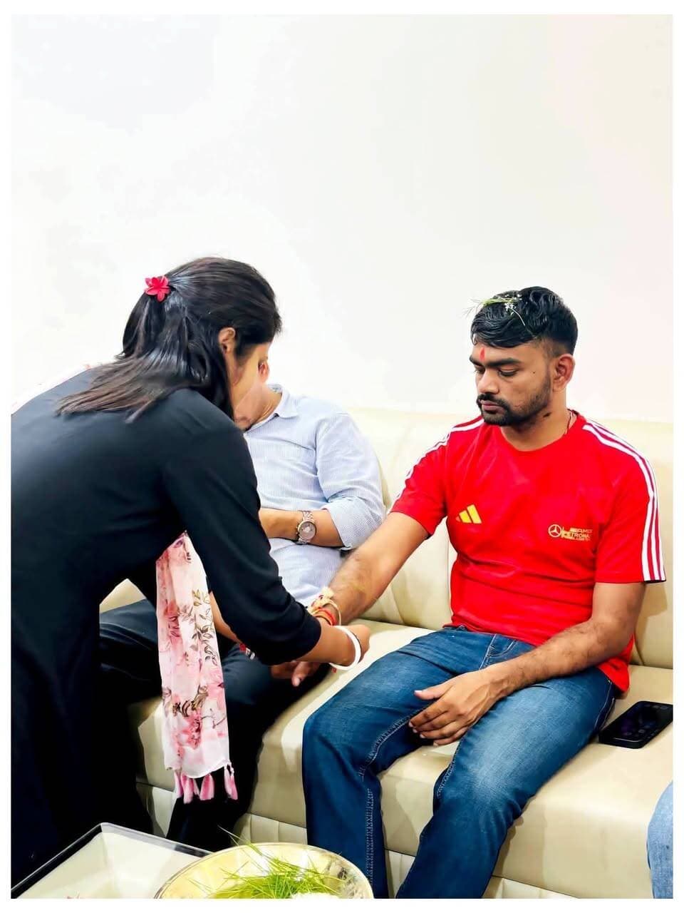 आज लगभग 15 दिनों के बाद अपने घर (मानटांड) तोपचांची पहुँचा हूँ और आज रक्षाबंधन के इस पावन अवसर पर बहनों ने भाई की कलाई पर प्रेम, स्नेह और विश्वास की राखी बाँधी।
बहनों की कलाई से बंधी यह राखी सिर्फ एक धागा नहीं, बल्कि ये राखी हमें हर मुश्किल से लड़ने की ताकत देती है, जीवन में आगे बढ़ने का हौसला देती है और हमेशा यह एहसास कराती है कि हमारी बहनें हर परिस्थिति में हमारे साथ हैं।
मेरी प्यारी बहनों को ढेर सारा प्यार, आशीर्वाद और अनंत खुशियों की शुभकामनाएँ। ईश्वर हमारे इस पवित्र रिश्ते को हमेशा यूँ ही मजबूत बनाए रखे.
आप सभी को रक्षाबंधन की बधाई व हार्दिक शुभकामनाएँ... 🎉🎉🎉
#tigerjairammahto #tigerjairammahatokrantikari #rakhi #Rakshabandhan