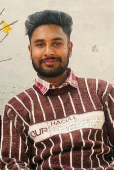 नेपाल की बाढ़ में पिहानी के दो युवक लापता, घरों में कोहराम
-अपर तिरसूली पावर प्रोजेक्ट में करते थे काम, दो साल से नेपाल में थे तैनात
- क्रेन ऑपरेटर और कटर ऑपरेटर थे दोनों युवक • तलाश जारी, अब तक नहीं मिला कोई सुराग
हरदोई। नेपाल में आई भीषण बाढ़ ने पिहानी क्षेत्र के अहेमी गांव के दो परिवारों की खुशियां छीन ली हैं। अपर तिरसूली पावर प्रोजेक्ट-वन, नेपाल में काम करने वाले पिहानी क्षेत्र के दो युवक बाढ़ के बाद से लापता हैं। दोनों की तलाश के लिए स्थानीय टीम जुटी हुई है, लेकिन अभी तक उनका कोई सुराग नहीं मिल सका है। युवकों के लापता होने की खबर से परिवारों में कोहराम मचा है। परिजनों का रो-रोकर बुरा हाल है और हर गुजरते पल के साथ उनकी चिंता बढ़ती जा रही है। पिहानी के ग्राम अहेमी के पास झाला निवासी पपेंद्र सिंह (35) पुत्र दरबार सिंह और ऋषि पाल सिंह (22) पुत्र हरजिंदर सिंह करीब दो वर्षों से नेपाल में रहकर काम कर रहे थे। पपेंद्र सिंह पावर प्रोजेक्ट में क्रेन ऑपरेटर, जबकि ऋषि पाल सिंह कटर ऑपरेटर के रूप में कार्यरत थे। बताया गया कि नेपाल में आई बाढ़ के दौरान दोनों से संपर्क टूट गया। इसके बाद से उनके बारे में कोई जानकारी नहीं मिल सकी है।
पत्नी की आंखों से थम नहीं रहे आंसू
पपेंद्र सिंह के लापता होने के बाद उनकी पत्नी रविंद्र कौर का रो-रोकर बुरा हाल है। परिवार के लोग लगातार नेपाल में संपर्क कर दोनों युवकों की जानकारी लेने का प्रयास कर रहे हैं। घर में परिजनों और रिश्तेदारों की भीड़ लगी है। हर कोई उनके सकुशल लौटने की दुआ कर रहा है।
तलाश में जुटी टीम, शव भी नहीं मिले
नेपाल में बाढ़ के बाद दोनों युवकों की तलाश की जा रही है। आशंका जताई जा रही है कि तेज बाढ़ के पानी की चपेट में आने से दोनों बह गए हों, हालांकि अभी तक न तो दोनों का पता चला है और न ही उनके शव बरामद हुए हैं। परिजनों को अब भी उम्मीद है कि दोनों कहीं सुरक्षित होंगे और जल्द ही उनकी कोई खबर मिलेगी।
नेपाल में रोजी-रोटी कमाने गए पिहानी के इन दोनों युवकों के लापता होने से पूरे क्षेत्र में शोक और चिंता का माहौल है। ग्रामीण और परिचित परिवारों के संपर्क में रहकर उन्हें ढांढस बंधा रहे हैं।