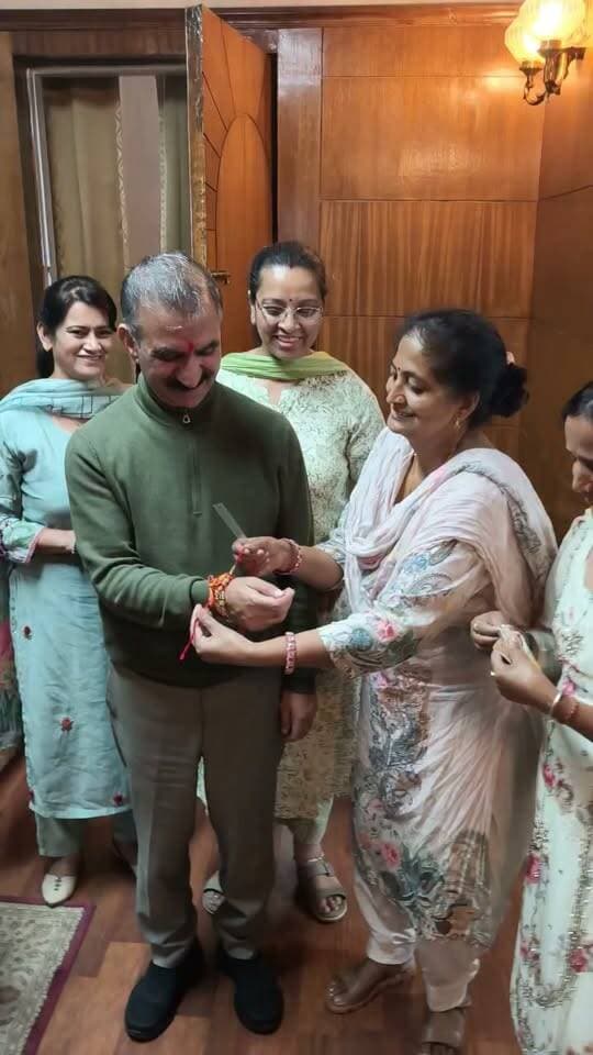 रक्षा सूत्र बाँधने वाली बहनों को मुख्यमंत्री ने दी हार्दिक शुभकामनायें...