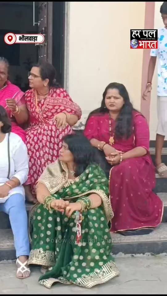 🚨 भीलवाड़ा से बड़ी खबर | टिकट वितरण से पहले भाजपा में बगावत!
नगर निगम चुनाव में टिकट वितरण से पहले ही भाजपा में विरोध के स्वर तेज हो गए हैं। भाजपा कार्यालय के बाहर महिला कार्यकर्ताओं का धरना जारी है।
पूर्व सभापति मंजू चेचानी भी महिला मोर्चा की कार्यकर्ताओं के साथ धरने पर बैठीं। महिला कार्यकर्ताओं ने आरोप लगाया कि सक्रिय महिला कार्यकर्ताओं की अनदेखी कर पुरुष कार्यकर्ताओं के परिजनों को टिकट देने की तैयारी की जा रही है।
वहीं मंजू चेचानी ने चेतावनी दी कि सक्रिय भाजपा कार्यकर्ता को टिकट नहीं मिला तो पार्टी का झंडा लेकर आत्मदाह करेंगी।
भाजपा जल्द ही नगर निगम के वार्ड पार्षद प्रत्याशियों की सूची जारी कर सकती है। ऐसे में टिकट सूची से पहले शुरू हुआ यह विरोध पार्टी के लिए बड़ी चुनौती बनता नजर आ रहा है।
📍 भाजपा कार्यालय, भीलवाड़ा
👇 आपकी क्या राय है? कमेंट में बताएं।
#Bhilwara #BJP #BJPNews #BhilwaraNews #NagarNigamElection RajasthanNews BreakingNews PoliticalNews HarPalBharat हरपलभारत भीलवाड़ा