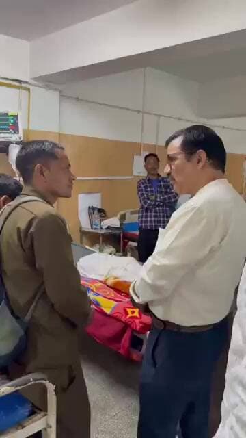 व्यासर सडक हादसे में घायलों का कुशलक्षेम जानने हॉस्पिटल पहुंचे पूर्व मंत्री गोविन्द सिंह ठाकुर।