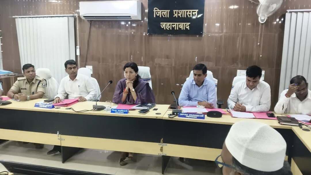 🎶 सूफी महोत्सव 2026: सूफी विरासत को सम्मान, पर्यटन को मिलेगा नया आयाम
आगामी सूफी महोत्सव के भव्य एवं सफल आयोजन को लेकर जिला पदाधिकारी, जहानाबाद श्रीमती छिरिङ वाई भूटिया ने जिला स्तरीय पदाधिकारियों के साथ समीक्षा बैठक की।
📌 प्रमुख निर्देश—
✅ स्थानीय सूफी कलाकारों को अवसर देने की संभावनाओं पर कार्य।
✅ सूफी बोर्ड, अल्पसंख्यक बोर्ड, धर्मगुरुओं एवं संबंधित प्रतिनिधियों को आमंत्रण।
✅ विधि-व्यवस्था, पार्किंग, SDRF, NCC एवं स्काउट-गाइड की समुचित व्यवस्था।
✅ निर्बाध बिजली, सड़क प्रबंधन, NOC एवं स्वच्छता सुनिश्चित करने के निर्देश।
✅ सोशल मीडिया पर “10 Days to Go”, “5 Days to Go” जैसे काउंटडाउन अभियान एवं स्थानीय कंटेंट क्रिएटर्स के माध्यम से व्यापक प्रचार-प्रसार।
✅ सूफी संतों के जीवन एवं संदेश पर डॉक्यूमेंट्री एवं डिजिटल कंटेंट तैयार करने का निर्देश।
जिला पदाधिकारी ने कहा कि महोत्सव का आयोजन इस प्रकार हो कि सूफी संतों की विरासत को सम्मान मिले, प्रेम एवं सद्भाव का संदेश प्रसारित हो तथा जहानाबाद के पर्यटन को बढ़ावा मिले।
#सूफी_महोत्सव2026 #जहानाबाद #सूफी_विरासत_पर्यटन #जिला_प्रशासन_जहानाबाद #विकसितभारत_समृद्धबिहार_आदर्शजहानाबाद