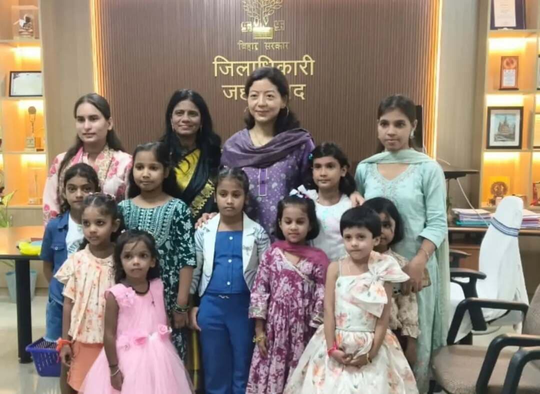 🎗️ नन्हे हाथों ने बांधा रक्षा सूत्र, जिला पदाधिकारी ने दिया स्नेह और उज्ज्वल भविष्य का आशीर्वाद
आज भारत स्काउट एवं गाइड के कैडेट्स तथा पी.पी.एम. स्कूल के बच्चों ने जिला पदाधिकारी, जहानाबाद श्रीमती छिरिङ वाई भूटिया को रक्षा सूत्र एवं राखी बांधकर रक्षाबंधन का पर्व आत्मीयता और उत्साह के साथ मनाया।
जिला पदाधिकारी ने बच्चों एवं कैडेट्स को स्नेहपूर्वक आशीर्वाद देते हुए उनके उज्ज्वल भविष्य की कामना की। उन्होंने कहा कि भारत स्काउट एवं गाइड अनुशासन, सेवा, नेतृत्व, सामाजिक दायित्व एवं राष्ट्र निर्माण की भावना विकसित करने का सशक्त माध्यम है तथा जिला प्रशासन इसकी रचनात्मक एवं समाजोपयोगी गतिविधियों में हरसंभव सहयोग करेगा।
इस अवसर पर जिला पदाधिकारी ने अपने विद्यार्थी जीवन की स्मृतियां साझा करते हुए बताया कि उन्होंने भी भारत स्काउट एवं गाइड का प्रशिक्षण प्राप्त किया है। उन्होंने कैडेट्स के साथ नियम-प्रतिज्ञा, विभिन्न प्रकार की गांठों, प्रार्थना एवं झंडा गीत से जुड़े अपने अनुभव साझा किए।
पी.पी.एम. स्कूल के बच्चों से संवाद करते हुए जिला पदाधिकारी ने उन्हें मन लगाकर पढ़ाई करने, अनुशासित रहने और जिम्मेदार नागरिक बनने के लिए प्रेरित किया।
कार्यक्रम में जिला संगठन आयुक्त श्री हरिशंकर कुमार द्वारा कैडेट्स को प्रतिज्ञा एवं शपथ दिलाई गई तथा मुख्य जिला आयुक्त श्री कुमार त्रिपुरारी द्वारा कार्यक्रम का नेतृत्व किया गया।
#रक्षाबंधन #भारतस्काउटएंडगाइड_पीपीएमस्कूल#जहानाबाद #जिला_प्रशासन_जहानाबाद #विकसितभारत_समृद्धबिहार_आदर्शजहानाबाद
