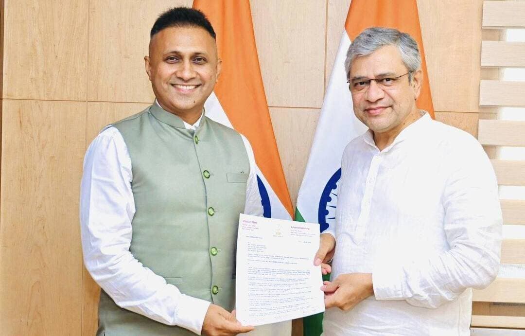 इटाढ़ी रेलवे क्रॉसिंग खुलवाने दिल्ली पहुंचे विधायक, रेल मंत्री और रेलवे बोर्ड चेयरमैन से की मुलाकात ..
खबर कमेंट बॉक्स में