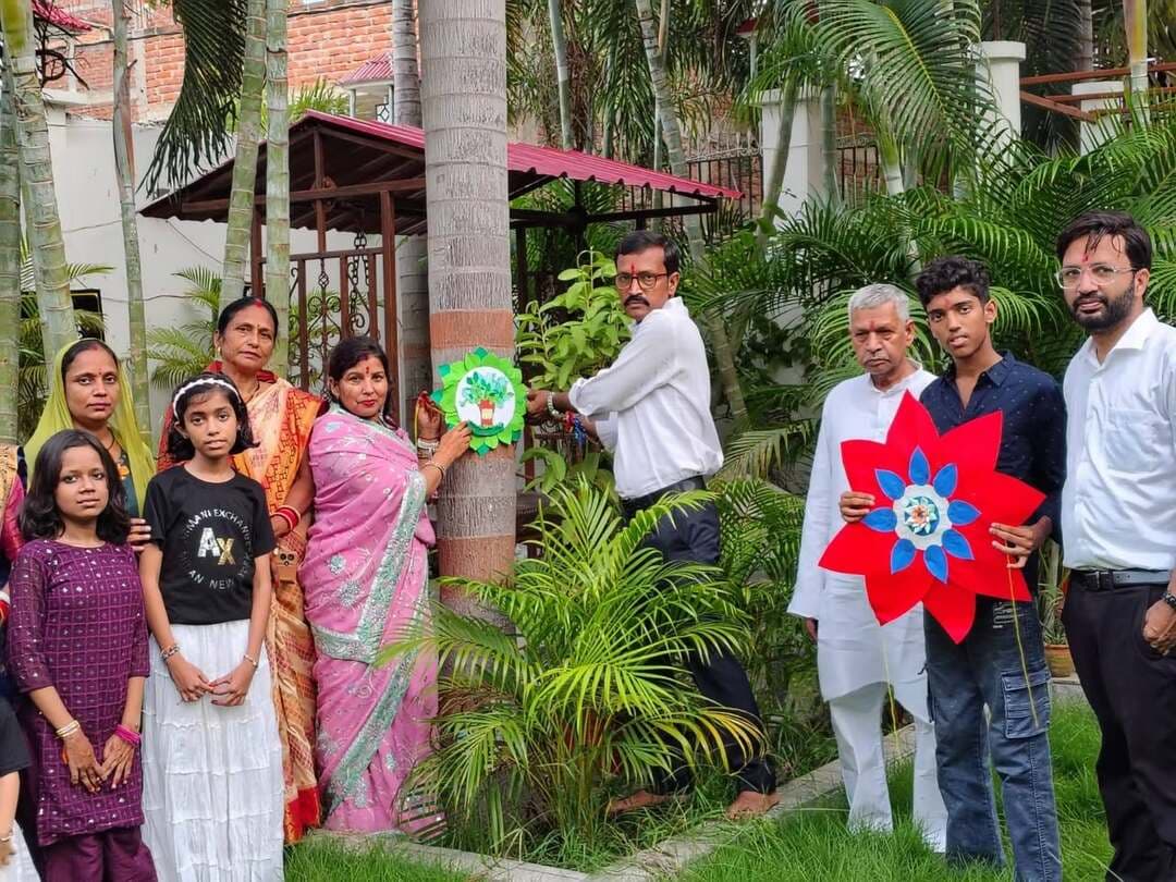 राखी सिर्फ कलाई पर नहीं, पेड़ों पर भी बंधी; हरियाली बचाने का लिया संकल्प ..
खबर कमेंट बॉक्स में