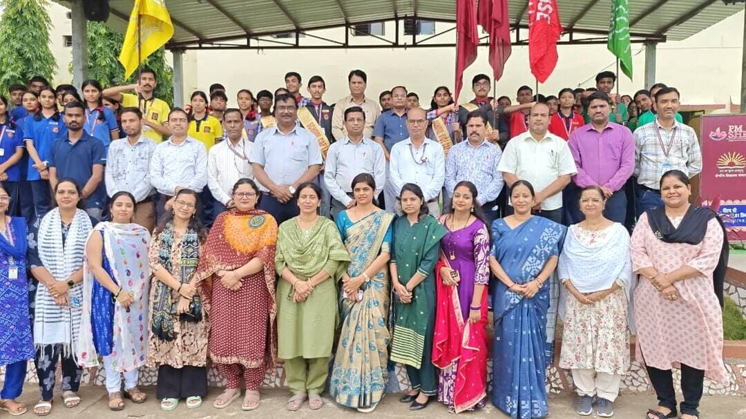 पीएम श्री केंद्रीय विद्यालय क्रमांक-1 छिंदवाड़ा में अलंकरण समारोह आयोजित
नवगठित छात्र परिषद के छात्र-छात्राओं को सौंपे गए दायित्व
=============================================================
पीएम श्री केंद्रीय विद्यालय क्रमांक-1 छिंदवाड़ा की दोनों पालियों में पृथक-पृथक नवगठित छात्र परिषद के लिए गत दिवस भव्य ‘अलंकरण समारोह’ का आयोजन किया गया। इस गरिमामय कार्यक्रम में सत्र 2026-27 के लिए चयनित छात्र-छात्राओं को उनके नए पदों और कर्तव्यों की जिम्मेदारी सौंपी गई।
समारोह के दौरान प्राचार्य श्री हरि प्रसाद धारकर ने चयनित छात्र-छात्राओं को बैजेस पहनाए, शैश धारण कराए और विद्यालय का आधिकारिक ध्वज सौंपकर उन्हें आधिकारिक रूप से दायित्व प्रदान किए।
प्रथम पाली से 12वीं कॉमर्स की निधि पवार और साइंस के अनुराग पवार के साथ ही द्वितीय पाली से कक्षा 10वीं की गार्गी चड्ढा एवं अथर्व त्रिपाठी को स्कूल कैप्टन चुना गया। प्रथम पाली से नैंसी कुमरे और अनुज पहाड़े, जबकि द्वितीय पाली से निहालिका डोहले एवं जीत भारती को स्पोर्ट्स कैप्टन चुना गया।
प्रथम पाली से देवांशी महोबिया और आरव सूर्यवंशी, जबकि द्वितीय पाली से अशिता साहू एवं काविश पवार को वाइस कैप्टन चुना गया। मुख्य पदों के साथ-साथ विद्यालय की दोनों पालियों के चारों सदनों - शिवाजी, अशोका, रमन और टैगोर - के लिए भी सदन कैप्टन, वाइस कैप्टन, स्पोर्ट्स कैप्टन सहित विभिन्न पदों पर प्रतिभावान विद्यार्थियों की नियुक्तियां की गईं।
विद्यार्थियों को संबोधित करते हुए प्राचार्य श्री धारकर ने कहा कि ये पद केवल एक सम्मान नहीं, बल्कि कर्तव्य और निष्ठा का प्रतीक हैं। उन्होंने सभी नवनियुक्त छात्र प्रतिनिधियों को अपनी जिम्मेदारियों को बखूबी निभाने, पद की गरिमा और प्रतिष्ठा बनाए रखने, अपने अनुजों (छोटों) का मार्गदर्शन करने और शिक्षकों का सदैव सम्मान करने का आग्रह किया। कार्यक्रम के अंत में प्राचार्य श्री धारकर ने सभी नवनिर्वाचित छात्र-छात्राओं को बधाई दी और उनके कार्यकाल के लिए शुभकामनाएं प्रदान कीं। अलंकरण समारोह के आयोजन में विद्यालय के सभी शिक्षकों सहित श्रीमती पुष्पा नायडू, श्री रामकृपाल जंघेला, श्रीमती पूजा उपाध्याय एवं श्रीमती डेनिसा ठाकुर की प्रमुख भूमिका रही।