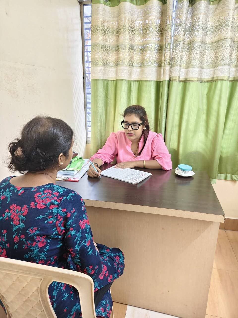 শুধু ঘরের খাবার খেলেই যে আপনার খাবার সবসময় Balanced হবে—এমনটা নয়।
চেম্বারে অনেক পেসেন্ট বলেন—
“ম্যাম, আমি তো বাইরের খাবার একদম খাই না, তাহলে আমার ওজন বাড়ছে কেন?”
এখানেই একটি গুরুত্বপূর্ণ বিষয় আছে।
ঘরের খাবার অবশ্যই ভালো অভ্যাস। কিন্তু কী খাবার, কতটা খাবার, কীভাবে রান্না হচ্ছে এবং সারাদিনের মোট খাদ্যাভ্যাস কেমন—এসবও সমান গুরুত্বপূর্ণ।
📌 আমার আজকের টিপস,,,,,,,,,
আপনার প্রতিদিনের প্লেটে চেষ্টা করুন—
🥗 পর্যাপ্ত শাকসবজি
🍳 ভালো মানের প্রোটিন
🌾 পরিমাণমতো শর্করা
🍎 প্রয়োজন অনুযায়ী ফল
💧 পর্যাপ্ত জল
আর অতিরিক্ত তেল, চিনি, লবণ Portion-এর দিকে নজর রাখুন।আজ হাবড়ার চেম্বারে পেসেন্টদের সঙ্গে তাদের খাদ্যাভ্যাস, জীবনযাত্রা ও স্বাস্থ্যগত প্রয়োজন অনুযায়ী বিস্তারিত Nutrition Counselling করা হলো।
💚 Healthy Food মানেই শুধু ঘরের খাবার নয়—সঠিক পরিমাণে, সঠিক ভারসাম্যে খাবার খাওয়াটাই আসল।
আপনার খাবার ভালো,কিন্তু তারপরও ওজন বা অন্য কোনো স্বাস্থ্য সমস্যা নিয়ে চিন্তিত?
তাহলে শুধু খাবার বাদ না দিয়ে আগে বুঝুন—আপনার শরীরের আসলে কী প্রয়োজন।
📩 Personalized Diet & Lifestyle Consultation-এর জন্য যোগাযোগ করতে পারেন।
✅পুষ্টিবিদ চন্দ্রিমা✅
সমস্ত চেম্বার ডিটেলস,,,,,,
Clinical Dietitian chandrima
B.sc,M.sc(food and nutrition)
Intern of NRS Medical College Kolkata,,,,,,
(Certified diabetes educator Dr Mohan diabetes academy)
🔴 এটা আমার অনলাইন বুকিং নম্বর👉 9775479170
🔴 অফলাইন চেম্বার গুলো নিচে দিয়ে দিলাম,,,
👉 প্রতি শুক্রবার হাবড়া গুরু কৃপা প্যাথলজি ,,,,
বুকিং নম্বর 👉9732333888
👉 প্রতি মঙ্গলবার বেলা 11 টা থেকে একুয়া হেলথ ডায়াগনস্টিক,(accuhealth diagnostics) হৃদয়পুর নারায়ণা হসপিটাল এর একেবারে পাশে,,,,,,
বুকিং নম্বর 👉7439337370
👉 প্রতি বৃহস্পতিবার উত্তর কলকাতার স্কটিশ চার্জ কলেজের পাশে সানফ্লাওয়ার নার্সিংহোম
বুকিং নম্বর 👉74393 37370
👉 প্রতি রবিবার নাগেরবাজার মোড় মেডি ট্রাস্ট ক্লিনিক 👉74393 37370
— পুষ্টিবিদ চন্দ্রিমা দে
U & URS NUTRITIONIST
#NutritionTips #পুষ্টিবিদ #ClinicalNutrition
#everyonefollowers #everyonehighlights