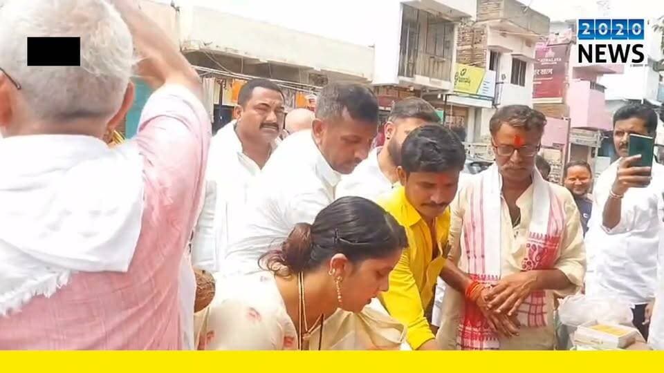 पटना राजधानी के बिहटा बाबा विटेश्वर नाथ मंदिर से लेकर गुलटेरा बाजार तक पीसीसी सड़क एवं आरसीसी नाला निर्माण कार्य का नगर सभापति प्रियंका कुमारी ने किया शिलान्यास, मौके पर मौजूद लोगों को नगर सभापति ने विकास योजनाओं को लेकर किया संबोधित, मौके पर नगर उपसभापति प्रतिनिधि रिंकू सिंह, समाजसेवी रंजीत यादव, पार्षद मुन्ना यादव, अजीत कुमार, माधव कुमार, अशोक राय समेत कई लोग रहे मौजूद. #PlanFoundationstonelaying #bihtanagar #chairman #Roadsidedrain #