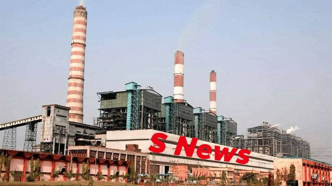 2030 तक 4800 मेगावाट नई बिजली क्षमता, देश का बड़ा पावर हब बनने की राह पर सिंगरौली
सिंगरौली। देश की ऊर्जा जरूरतों को पूरा करने में दशकों से महत्वपूर्ण भूमिका निभा रहा सिंगरौली अब एक और बड़े बदलाव की दहलीज पर खड़ा है। कोयले की धरती के रूप में पहचान बना चुका यह जिला आने वाले वर्षों में देश के बड़े पावर हब के रूप में अपनी स्थिति और मजबूत करने की ओर बढ़ रहा है। वर्ष 2030 तक जिले में करीब 4800 मेगावाट की नई विद्युत उत्पादन क्षमता जुड़ने की संभावना इस बदलाव की व्यापक तस्वीर सामने रखती है।
यह आंकड़ा केवल बिजली उत्पादन क्षमता में होने वाली वृद्धि नहीं है। इसके साथ सिंगरौली के औद्योगिक भविष्य, रोजगार, निवेश, परिवहन, स्थानीय कारोबार और आधारभूत सुविधाओं के विस्तार की उम्मीदें भी जुड़ी हैं। नई परियोजनाएं आकार लेती हैं तो जिले की अर्थव्यवस्था को गति मिल सकती है और सिंगरौली की ऊर्जा क्षेत्र में राष्ट्रीय भूमिका और मजबूत हो सकती है।
लेकिन विकास की इस बड़ी तस्वीर के बीच कुछ जरूरी सवाल भी हैं। क्या बिजली उत्पादन बढ़ने के साथ सिंगरौली के लोगों का जीवन स्तर भी उसी अनुपात में सुधरेगा? क्या स्थानीय युवाओं को रोजगार में प्राथमिकता मिलेगी? क्या परियोजनाओं से मिलने वाले आर्थिक लाभ का पर्याप्त हिस्सा स्थानीय विकास पर खर्च होगा? और सबसे महत्वपूर्ण—क्या विकास की रफ्तार पर्यावरण और जनस्वास्थ्य की कीमत पर तो नहीं बढ़ेगी?
पावर हब बनने की ओर बढ़ता सिंगरौली
सिंगरौली में पहले से ही एनटीपीसी और अन्य कंपनियों की बड़ी विद्युत परियोजनाएं संचालित हैं। कोयला खदानों और बिजली संयंत्रों की मौजूदगी ने इसे देश के ऊर्जा मानचित्र पर महत्वपूर्ण स्थान दिलाया है। अब प्रस्तावित नई परियोजनाएं इस क्षमता को कई गुना बढ़ाने की दिशा में आगे बढ़ रही हैं। करीब 4800 मेगावाट की अतिरिक्त क्षमता का जुड़ना बताता है कि आने वाले वर्षों में सिंगरौली की भूमिका केवल कोयला उत्पादक जिले तक सीमित नहीं रहने वाली। यह जिला बिजली उत्पादन के क्षेत्र में भी देश की ऊर्जा व्यवस्था का एक महत्वपूर्ण आधार बन सकता है। यह सिंगरौली के लिए अवसर है, लेकिन अवसर के साथ जिम्मेदारी भी जुड़ी है।
बिजली यहां बने, विकास भी यहीं दिखे
सिंगरौली लंबे समय से देश को कोयला और बिजली दे रहा है। यहां से निकलने वाली ऊर्जा देश के अनेक हिस्सों को रोशन करती है, लेकिन स्थानीय स्तर पर विकास को लेकर सवाल अक्सर उठते रहे हैं। नई परियोजनाओं के साथ यह अपेक्षा स्वाभाविक है कि स्थानीय लोगों को इसका प्रत्यक्ष लाभ मिले। स्थानीय युवाओं के लिए कौशल विकास और रोजगार के अवसर बढ़ें। गांवों में सड़क, स्वास्थ्य, शिक्षा, पेयजल और अन्य बुनियादी सुविधाएं मजबूत हों। परियोजनाओं के आसपास रहने वाले लोगों के जीवन में वास्तविक बदलाव दिखाई दे। सिंगरौली की धरती से ऊर्जा पूरे देश को मिले, लेकिन उस ऊर्जा की रोशनी सबसे पहले सिंगरौली के गांवों और घरों तक पहुंचनी चाहिए।
रोजगार का सबसे बड़ा अवसर
4800 मेगावाट की प्रस्तावित क्षमता केवल मशीनों और संयंत्रों का विस्तार नहीं है। परियोजनाओं के निर्माण से लेकर संचालन तक प्रत्यक्ष और अप्रत्यक्ष रोजगार के बड़े अवसर पैदा हो सकते हैं। परिवहन, निर्माण, तकनीकी सेवाएं, स्थानीय कारोबार और छोटे उद्योग भी इससे लाभान्वित हो सकते हैं। जरूरत इस बात की है कि स्थानीय युवाओं को केवल अस्थायी या छोटे स्तर के काम तक सीमित न रखा जाए। उन्हें तकनीकी प्रशिक्षण देकर ऐसी नौकरियों के लिए तैयार किया जाए, जिनमें परियोजनाओं के संचालन और प्रबंधन में उनकी भागीदारी बढ़ सके।
पर्यावरण की कीमत पर विकास नहीं
सिंगरौली का औद्योगिक विकास जितना बड़ा है, पर्यावरण से जुड़े सवाल भी उतने ही गंभीर हैं। कोयला खनन, बिजली उत्पादन, राख, प्रदूषण और जल संसाधनों पर पड़ने वाला प्रभाव लंबे समय से चर्चा का विषय रहा है। ऐसे में नई विद्युत परियोजनाओं के साथ पर्यावरणीय मानकों का सख्ती से पालन अनिवार्य होना चाहिए। प्रदूषण नियंत्रण केवल कागजों तक सीमित न रहे और प्रभावित क्षेत्रों में स्वास्थ्य एवं पर्यावरण की नियमित निगरानी हो। विकास का मॉडल ऐसा हो जिसमें उद्योग भी बढ़े और आने वाली पीढ़ियों के लिए हवा, पानी और जमीन भी सुरक्षित रहे।
अब सिंगरौली को सिर्फ ऊर्जा नहीं, संतुलित विकास चाहिए
सिंगरौली ने देश की ऊर्जा जरूरतों को पूरा करने में अपनी भूमिका साबित कर दी है। अब समय है कि ऊर्जा उत्पादन के साथ मानव विकास का मॉडल भी मजबूत किया जाए। 2030 तक 4800 मेगावाट की नई क्षमता का लक्ष्य सिंगरौली के लिए बड़ी उपलब्धि बन सकता है, लेकिन इसकी सफलता केवल मेगावाट के आंकड़े से तय नहीं होनी चाहिए। सफलता तब मानी जाएगी, जब इसके साथ स्थानीय युवाओं को रोजगार मिले, गांवों की तस्वीर बदले, शिक्षा और स्वास्थ्य सुविधाएं बेहतर हों, पर्यावरण सुरक्षित रहे और विस्थापन या प्रभावित परिवारों को न्यायपूर्ण पुनर्वास मिले।