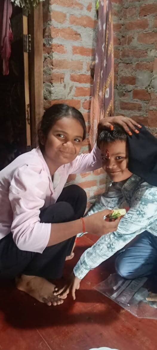 🌸 रक्षाबंधन की हार्दिक शुभकामनाएं 🌸
भाई-बहन के अटूट प्रेम, विश्वास और स्नेह का प्रतीक रक्षाबंधन केवल कलाई पर बंधा एक धागा नहीं, बल्कि जीवनभर एक-दूसरे का साथ निभाने और हर सुख-दुःख में साथ खड़े रहने का संकल्प है। ❤️
बहन की राखी में भाई के लिए प्रेम और विश्वास छिपा होता है, तो भाई के वचन में बहन की सुरक्षा और सम्मान का भाव।
आइए, इस रक्षाबंधन पर हम सभी भाई-बहन के इस पवित्र रिश्ते को और मजबूत बनाने का संकल्प लें।
आप सभी को रक्षाबंधन के पावन पर्व की हार्दिक बधाई एवं शुभकामनाएं।
🙏🌺 भाई-बहन का प्रेम यूं ही सदैव बना रहे। 🌺🙏
— अर्पित सिंह राठौड़