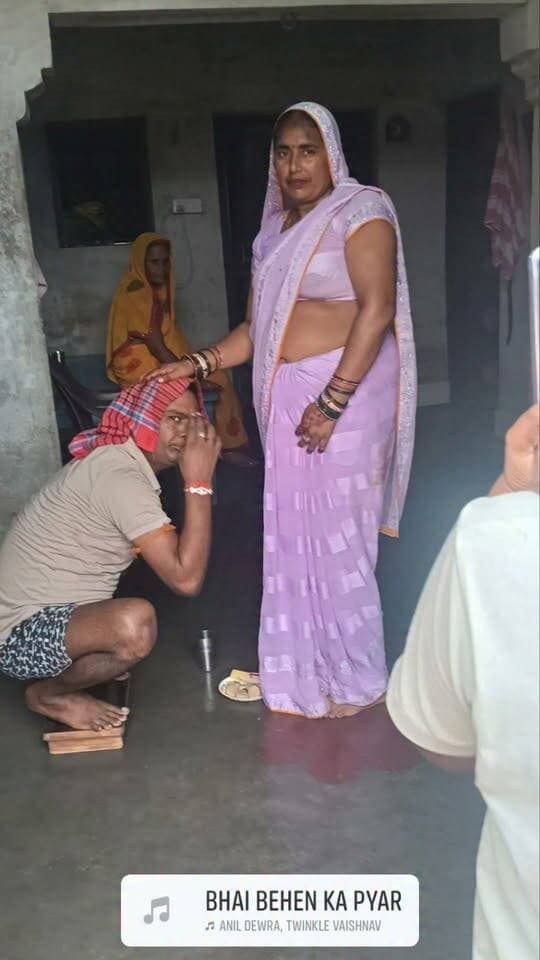 🌸 रक्षाबंधन की हार्दिक शुभकामनाएं 🌸
भाई-बहन के अटूट प्रेम, विश्वास और स्नेह का प्रतीक रक्षाबंधन केवल कलाई पर बंधा एक धागा नहीं, बल्कि जीवनभर एक-दूसरे का साथ निभाने और हर सुख-दुःख में साथ खड़े रहने का संकल्प है। ❤️
बहन की राखी में भाई के लिए प्रेम और विश्वास छिपा होता है, तो भाई के वचन में बहन की सुरक्षा और सम्मान का भाव।
आइए, इस रक्षाबंधन पर हम सभी भाई-बहन के इस पवित्र रिश्ते को और मजबूत बनाने का संकल्प लें।
आप सभी को रक्षाबंधन के पावन पर्व की हार्दिक बधाई एवं शुभकामनाएं।
🙏🌺 भाई-बहन का प्रेम यूं ही सदैव बना रहे। 🌺🙏
— भानु प्रताप सिंह राठौड़