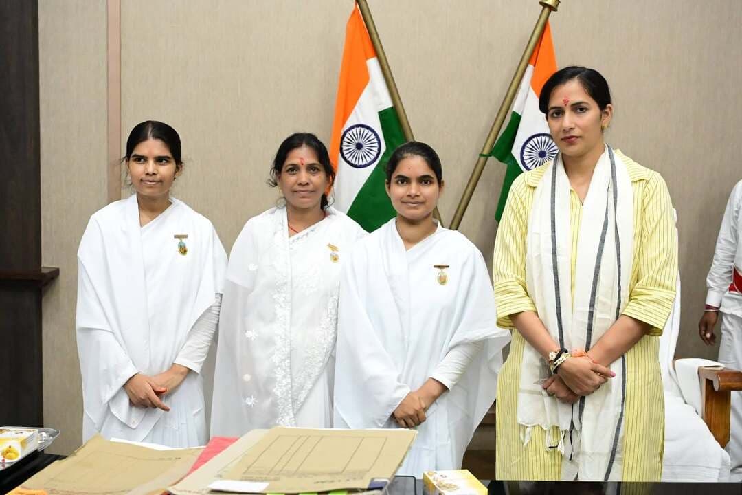 भागलपुर, 28 अगस्त 2026:- रक्षाबंधन के पावन अवसर पर ब्रह्माकुमारीज राजयोग ध्यान केंद्र, भागलपुर की बहनों ने जिलाधिकारी महोदया से शिष्टाचार भेंट की तथा उन्हें राखी बांधकर भाई-बहन के पवित्र स्नेह एवं बंधन का संदेश दिया।
इस अवसर पर ब्रह्माकुमारीज बहनों ने जिलाधिकारी महोदया को रक्षाबंधन की शुभकामनाएं दीं और समाज में प्रेम, भाईचारा, शांति एवं सद्भाव को बढ़ावा देने का संदेश दिया। जिलाधिकारी महोदया ने भी सभी बहनों को रक्षाबंधन की शुभकामनाएं देते हुए उनके इस आत्मीय पहल की सराहना की।
कार्यक्रम के दौरान राजयोग ध्यान, आध्यात्मिकता एवं सकारात्मक जीवनशैली के माध्यम से समाज में शांति और मानवीय मूल्यों को बढ़ावा देने के महत्व पर भी चर्चा की गई।
District Administration Patna
DM Darbhanga
District Administration, Madhubani
Madhepura District Administration
Bhagalpur District Administration
CMO Bihar
Information & Public Relations Department, Government of Bihar