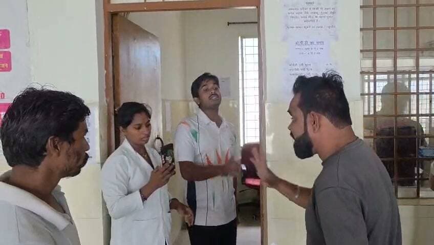 *CHC कोठी में 'वसूली गैंग' का नंगा नाच! ₹10 की पर्ची पर पेन से ₹20 लिख मलाई काट रहे साहिब, विरोध पर नर्स के दबंग पति ने दी फर्जी केस में फंसाने की धमकी*