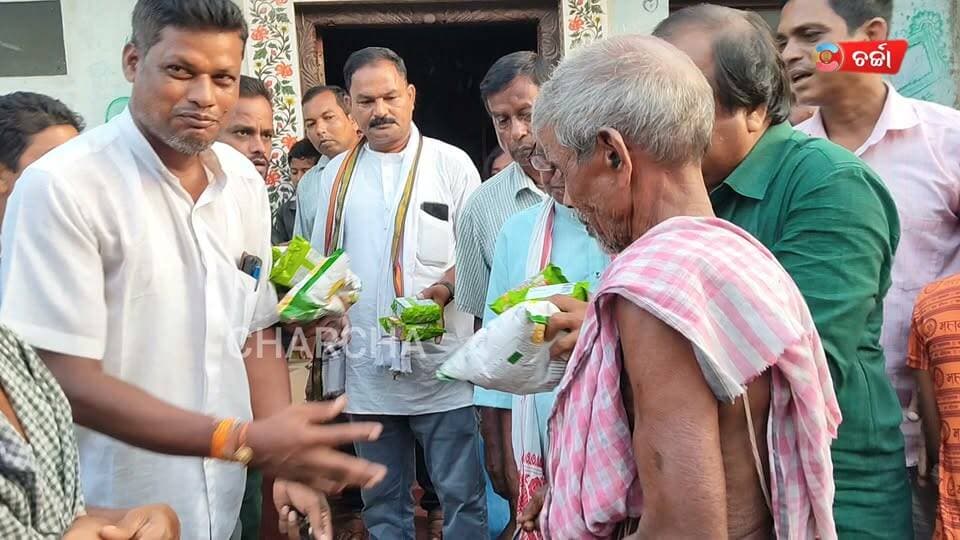 ଛାଡିଛି ବନ୍ୟା ଥମିନି ବିପନ୍ନ ଙ୍କ ଦୁର୍ଦ୍ଦଶା, ନିରନ୍ତର ଭାବେ ବିପନ୍ନ ମାନଙ୍କ ପାଖରେ ପହଞ୍ଚି ଛନ୍ତି ସମାଜସେବୀ ସତ୍ୟାନନ୍ଦ।charchatv