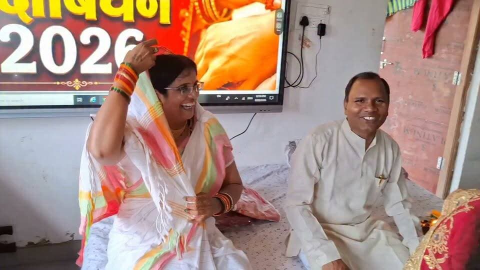 🌼🌸 ..रक्षाबंधन.. 🌸🌼
बहन की स्नेह की तरंगे ही
रक्षाबंधन के धागे है।
मानव संबंधों में बहन ही होती है जो अपने भाई के भले का निरंतर चिंतन करती है,फिक्र करती है।
हर परिस्थिति में बहन हमेशा भाई के लिए शुभकानाएं करती है।
बहन का यह स्नेह बिना कारण,बिना किसी स्वार्थ,बिना किसी विशेष अवसर के
हर समय बहन अपने भाई की फिक्र करती है।
स्नेह का यह ईश्वर द्वारा दिया गया अनुपम भेंट है,
भगवान कृष्ण ने गीता में जिस निष्काम कर्म योग की बात करते है,वह योग भाई बहन के रिश्ते में स्वत: विधमान रहता है।
बहन के हृदय से निष्काम भाव भाई की भलाई के लिए स्नेह की तरंगे सदा निकलती रहती है
हमारे ऋषियों ने स्नेह के इन सूक्ष्म तरंगों देखा समझा,
और
इन तरंगों को धागे के रूप में भाई की कलाई में बांधने की परंपरा स्थापित कर दिया।
हां जी
सूक्ष्म दुनिया की हर तरह की तरंगे पॉवरफुल और परफेक्ट होती है।
बस इन तरंगों ने पूरी करुणा होनी चाहिए,
निष्काम भाव की करुणा होनी चाहिए
तो ये सूक्ष्म दुनिया की तरंगे भौतिक दुनिया में प्रभावी हो ही जाती है।
अस्तु
बहन की स्नेह की ये तरंगे भाई की हमेशा रक्षा करती है।
इन्हीं तरंगों को राखी के धागे के रूप में लेकर आज बहन अपने भाई के घर आती है।
और
भाई की कलाई में इन धागों को बांधकर बहन दुआ देती है कि मेरा भाई हमेशा खुश रहे,स्वस्थ रहे।
आज
आपके लिए बहन ये दुआएँ लेकर आई है तो वाकई में आप बहुत सौभाग्यशाली है।
रक्षाबंधन पर्व की बहुत बहुत शुभकामनाएं
🙏
ताराचंद बेलजी
प्रोफेसर - प्राकृतिक खेती
इंदिरा गांधी कृषि विश्वविद्यालय रायपुर