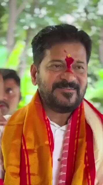 రేవంతన్నకు.....సీతక్క,సురేఖ చెల్లెళ్ళ రాఖీ