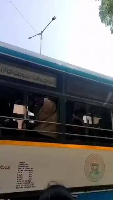 బస్సులో అక్కా,తమ్ముడి అనుబంధం..