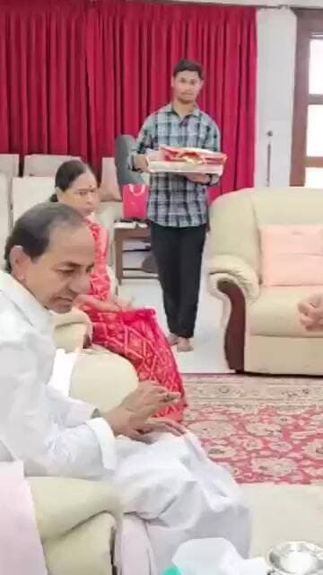కెసిఆర్ కు రాఖీ కట్టిన బిఆర్ఎస్ మహిళా నేతలు