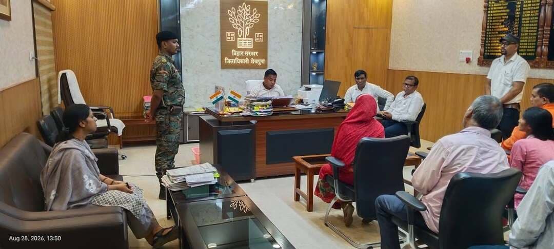 आज दिनांक 28 अगस्त 2026 को श्री शेखर आनंद, जिला पदाधिकारी शेखपुरा की अध्यक्षता में अपने कार्यालय प्रकोष्ठ में 'सबका सम्मान, जीवन आसान' कार्यक्रम का आयोजन किया गया। इस कार्यक्रम में जिले के दूर-दराज क्षेत्रों से आए फरियादियों ने अपनी समस्याओं को लेकर जिला पदाधिकारी महोदय के समक्ष रखी। आज के इस कार्यक्रम में कुल 08 आवेदन प्राप्त हुए। जिनमें 200 केवी ट्रांसफार्मर लगाने, भाई भाई में जमीन का बंटवारा कराने, जबरदस्ती जमीन पर कब्जा करने, जमीन का परिमार्जन कराने, GNM School में धीरज ठाकुर को गार्ड के पद पर पुनः बहाल करने, जमावंदी में सुधार कराने, रूधा देवी पति रामकृत भुईया द्वारा बताया गया कि मेरे हिस्से का जमीन मेरे भैसुर द्वारा जमीन बेच दिए, सरकारी जमीन को अतिक्रमणकारियों से मुक्त कराने, मुकेश कुमार शेखपुरा निवासी द्वारा प्रतिवेदित किया गया है कि अस्त्र शस्त्र का निलंबन मुक्त कराने, आदि से संबंधित मामले प्राप्त हुआ।
Information & Public Relations Department, Government of Bihar
District Administration Sheikhpura