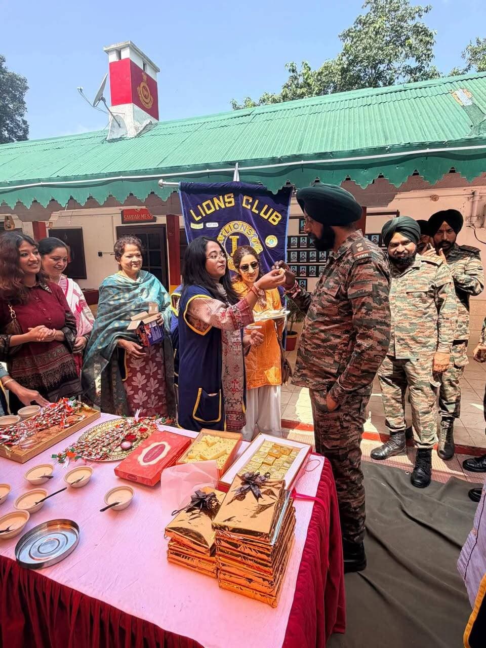 भारतीय सेना के वीर जवानों संग मनाया रक्षाबंधन, लायंस क्लब सोलन वैली ने बांधी तिरंगा राखी
सोलन, 28 अगस्त। रक्षाबंधन के पावन अवसर पर लायंस क्लब सोलन वैली, डिस्ट्रिक्ट 321-A2 की ओर से 5वीं सिख रेजिमेंट के वीर जवानों के साथ “राखी विद द इंडियन आर्मी” कार्यक्रम आयोजित किया गया। कार्यक्रम का उद्देश्य देश की सीमाओं की रक्षा में दिन-रात समर्पित सैनिकों के प्रति सम्मान, कृतज्ञता और स्नेह व्यक्त करना रहा।
इस अवसर पर लायंस क्लब के सदस्यों ने जवानों की कलाइयों पर तिरंगे के रंगों वाली राखियां बांधीं और उन्हें खीर, मिठाइयां एवं उपहार भेंट किए। जवानों के साथ रक्षाबंधन मनाकर कार्यक्रम में देशभक्ति और भावनात्मक जुड़ाव का माहौल देखने को मिला।
कार्यक्रम का समन्वय लायन गुरचरण सिंह ने किया। वहीं श्रीमती गीता सिंगला एवं श्रीमती चंद्रकांता साहनी ने तिरंगा राखियों, खीर, मिठाइयों और उपहारों की व्यवस्था में विशेष योगदान दिया।
इस दौरान लायंस क्लब सोलन वैली के अनेक सदस्यों ने सहभागिता की। एमजेएफ लायन रामिंदर बावा, अध्यक्ष, लायंस क्लब सोलन वैली ने 5वीं सिख रेजिमेंट के सभी वीर जवानों एवं अधिकारियों का आभार व्यक्त करते हुए कहा कि सैनिकों के साथ रक्षाबंधन मनाना पूरे लायंस परिवार के लिए गौरव और सम्मान का अवसर है।
उन्होंने कहा कि देश की सुरक्षा के लिए अपने परिवारों से दूर रहकर सीमाओं पर डटे जवानों के प्रति पूरा देश सदैव कृतज्ञ रहेगा।
कार्यक्रम के दौरान सभी ने वीर जवानों को नमन करते हुए “जय हिंद, जय जवान” का संदेश दिया।