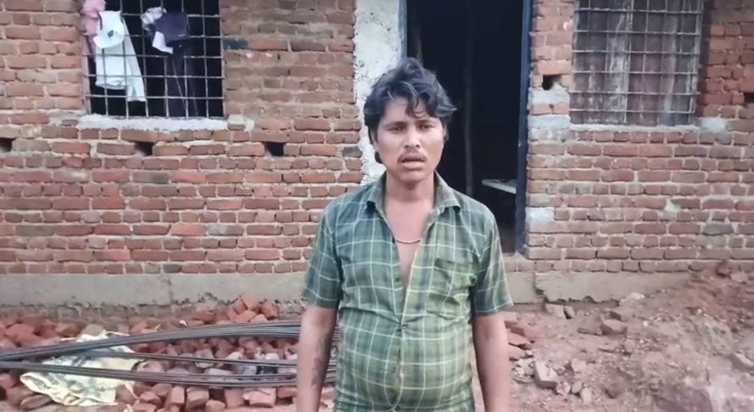 कच्चे मिट्टी के घर में गब्बर आदिवासी की कई पीढ़ी गुजर गईं, अब पक्का मकान बनना खुशनसीबी
न खेती की जमीन थी, न पक्का घर, मुआवजें से बदली किस्मत
केन बेतवा लिंक परियोजना से परिवार के 5 सदस्यों को मिले 67 लाख से अधिक रूपए
छतरपुर केन बेतवा लिंक परियोजना कई गरीब आदिवासी परिवारों के जीवन में नई रोशनी लेकर आई है। इस परियोजना के अंतर्गत बनने वाले ढ़ोढन डैम से न सिर्फ लाखों लोगों को पेयजल, बल्कि किसानों की बहुआयामी जमीन को सिंचाई के रूप में आजीवन स्थायी सुविधा प्राप्त होगी। इसी के साथ एक ओर विस्थापित हो रहे परिवारों के जीवन में भी कई नए बलवाव हो रहे हैं। वे विकास एवं सुविधाओं की मुख्य धारा से जुड़ रहे हैं। हम बात करेंगे पलकौंहा निवासी गब्बर आदिवासी की जिनकी न जाने कई पीढ़ी कच्चे मिट्टी के घरों में गुजर गई। उन्होंने बताया उनकी पीढ़ी भी मिट्टी के घरों में रहकर गुजर बसर कर रही थी। खेती की जमीन भी नहीं थी। परंतु अब केन बेतवा लिंक परियोजना अंतर्गत प्राप्त मुआवजें की राशि से ग्राम पीरा में प्लाट खरीद कर उनके अपने पक्के घर का सपना साकार हो रहा हैं। उन्होंने बताया कि वह खेती के लिए भी जमीन खरीदने की सोच रहे हैं। गब्बर सहित परिवार में 5 सदस्य मां फुलिया आदिवासी पत्नि स्व. मलखान आदिवासी और भाई राजू आदिवासी, पप्पू आदिवासी एवं राजकुमार आदिवासी प्रति व्यक्ति को 12.50 लाख रूपए कुल राशि 62 लाख 50 हजार रूपए पुनर्वास पैकेज की प्राप्त हुई। साथ ही मकान के लिए 5 लाख 26 हजार 608 रूपए प्राप्त हुए। कुल राशि 67 लाख 76 हजार 608 रूपए परिवार को प्राप्त हुई।