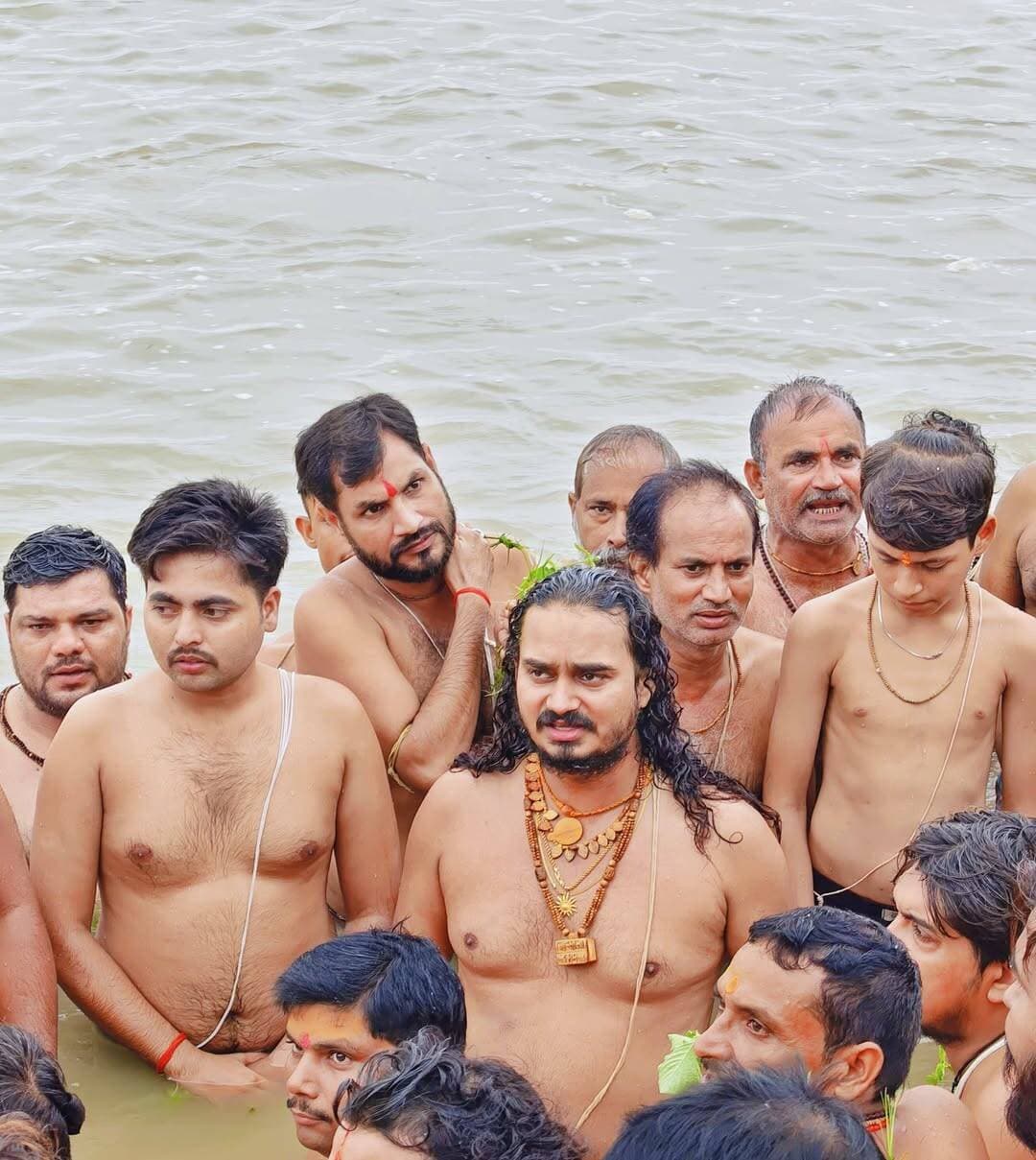 कुंडा के मां गंगा के पावन तट शीतलन घाट पर वैदिक ऋषि-परंपरा एवं सनातन संस्कारों की दिव्य गरिमा के मध्य पूज्य गुरुदेव भगवान के पावन सान्निध्य में श्रावणी उपाकर्म महोत्सव श्रद्धा,आस्था एवं वैदिक विधि-विधानपूर्वक सानन्द सम्पन्न हुआ। 🕉️*
परम श्रद्धेय प्रातः स्मरणीय भागवत भूषण पूज्य गुरुदेव भगवान श्री संतोष जी महाराज जी के दिव्य सानिध्य में हर साल यह श्रावणी उपाकर्म के साथ ब्राह्मणोत्सव मनाया जा रहा है। पूज्य गुरुदेव श्री ने कहा कि यह पावन अनुष्ठान केवल एक धार्मिक संस्कार नहीं अपितु आत्मशुद्धि ऋषि-स्मरण एवं वैदिक परंपरा के संरक्षण का दिव्य अवसर है। परम पूज्य आचार्य प्रवर श्री देवव्रत जी महाराज का भी स्नेह और सानिध्य और आशीर्वाद प्राप्त हुआ।
*सत्य सनातन धर्म की जय हो।*
*सर्वभूतहृदय धर्मसम्राट स्वामी श्री करपात्री जी महाराज की जय हो। 🕉️🚩*