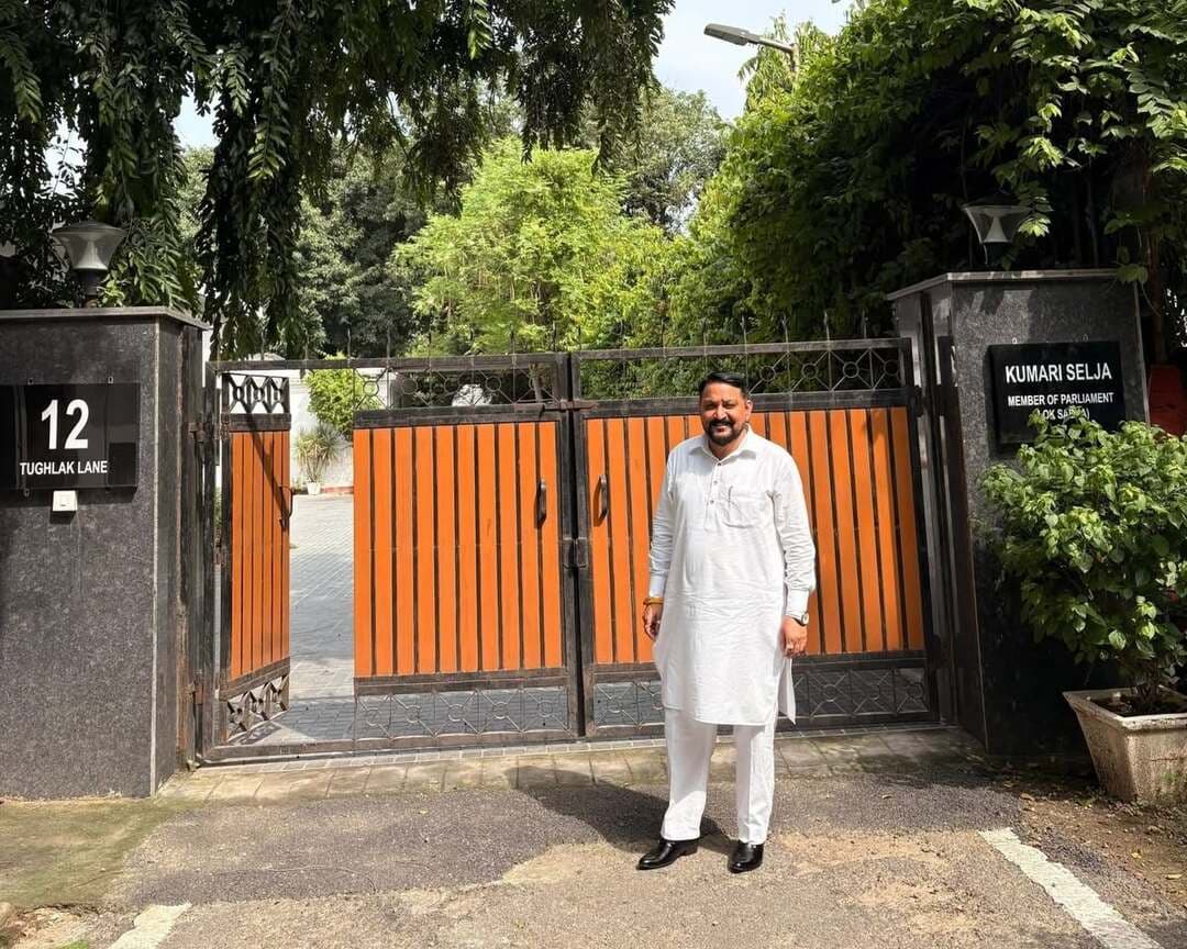 हल्का रादौर से कांग्रेस नेता एवं ओबीसी शहरी जिला प्रधान, जिला यमुनानगर विक्रम सैनी ने नई दिल्ली स्थित 12 तुगलक लेन पर भारतीय राष्ट्रीय कांग्रेस की राष्ट्रीय महासचिव, CWC सदस्य, पूर्व केंद्रीय मंत्री एवं सिरसा सांसद कुमारी शैलजा से शिष्टाचार भेंट की।
रक्षाबंधन के पावन पर्व पर नई दिल्ली में विशेष मुलाकात,
विक्रम सैनी ने रक्षाबंधन के पावन अवसर पर कुमारी शैलजा से राखी बंधवाकर उनका आशीर्वाद प्राप्त किया। मुलाकात के दौरान संगठन, सामाजिक सौहार्द और क्षेत्र के विकास से जुड़े विषयों पर भी चर्चा हुई।
#KumariSelja #VikramSaini #Congress #Radaur #Yamunanagar #RakshaBandhan #HaryanaPolitics #InstagramReels #NewsUpdate