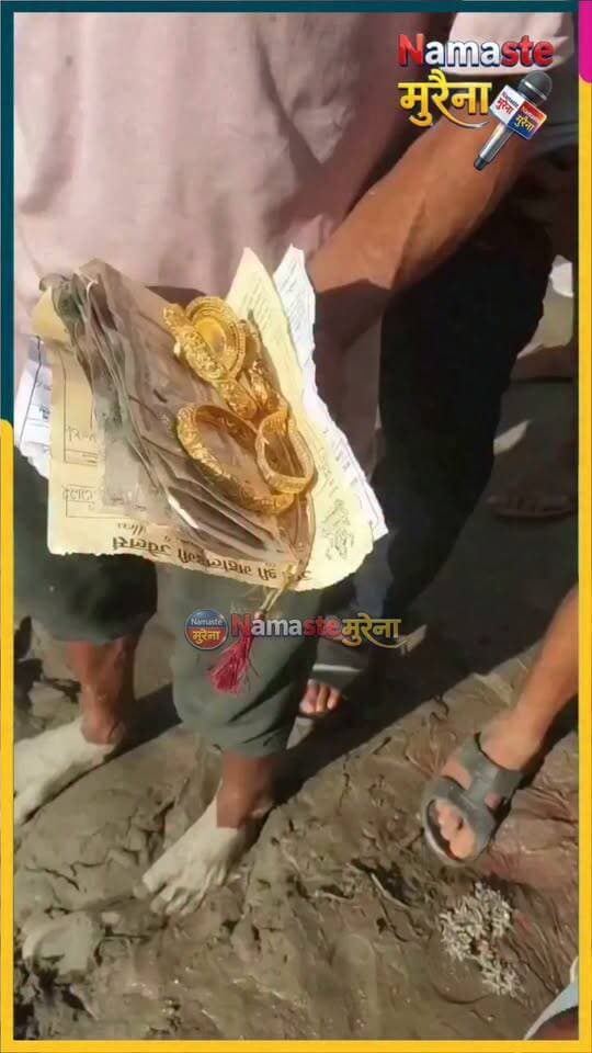 त्रिशूली बाढ़ में बहकर आई एक अलमारी को खोलने पर उसमें सोना, चांदी और पैसे मिले, साथ ही 'जय श्री महालक्ष्मी गोल्ड एंड सिल्वर शॉप' का एक बिल भी मिला।
#NepalFlood