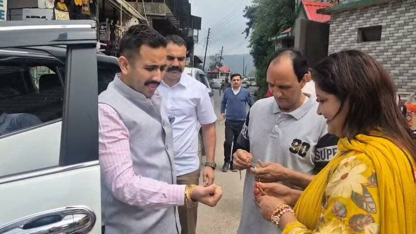 पार्षद मोनिका भारद्वाज ने PWD मंत्री विक्रमादित्य सिंह को बांधी राखी
शिमला। रक्षाबंधन के पावन अवसर पर पार्षद मोनिका भारद्वाज ने अपने भाई एवं लोक निर्माण विभाग मंत्री विक्रमादित्य सिंह को राखी बांधी। इस दौरान उन्होंने इसे अपने लिए बेहद भावुक और सौभाग्यपूर्ण क्षण बताया।
मोनिका भारद्वाज ने कहा कि भाई-बहन का रिश्ता प्रेम, विश्वास और अपनत्व से जुड़ा एक अनमोल बंधन है। उन्होंने ईश्वर से प्रार्थना की कि उनके भाई सदैव स्वस्थ, खुश और सफल रहें तथा जीवन में उनकी हर मनोकामना पूर्ण हो।
उन्होंने कहा कि भगवान विक्रमादित्य सिंह को जीवन के हर कदम पर सफलता, शक्ति और समृद्धि प्रदान करें तथा वे निरंतर जनसेवा के कार्यों में आगे बढ़ते रहें।
रक्षाबंधन के इस अवसर पर मोनिका भारद्वाज ने अपने भाई को राखी बांधकर उनके सुखद, स्वस्थ और सफल जीवन की कामना की।