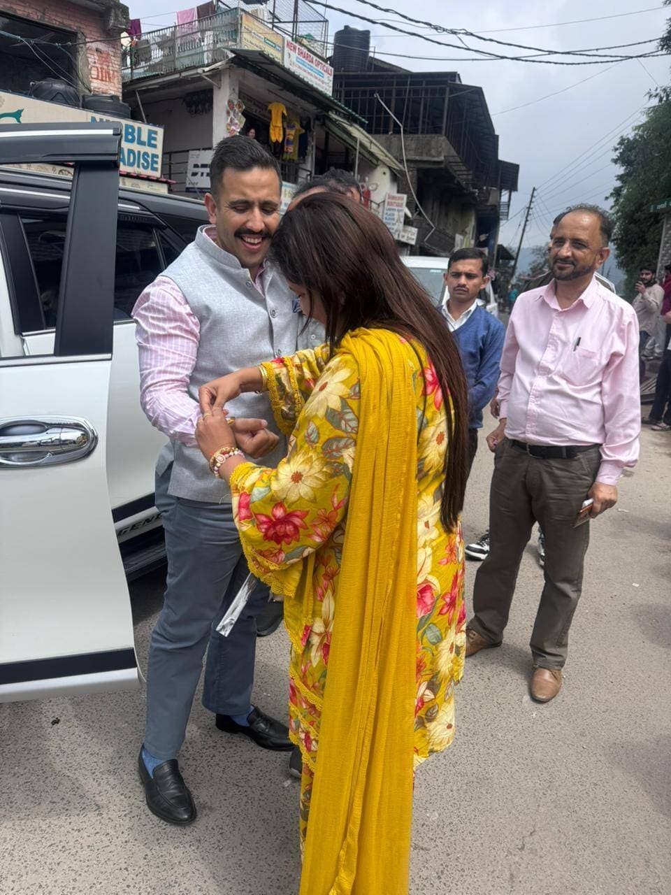 पार्षद मोनिका भारद्वाज ने PWD मंत्री विक्रमादित्य सिंह को बांधी राखी
शिमला। रक्षाबंधन के पावन अवसर पर पार्षद मोनिका भारद्वाज ने अपने भाई एवं लोक निर्माण विभाग मंत्री विक्रमादित्य सिंह को राखी बांधी। इस दौरान उन्होंने इसे अपने लिए बेहद भावुक और सौभाग्यपूर्ण क्षण बताया।
मोनिका भारद्वाज ने कहा कि भाई-बहन का रिश्ता प्रेम, विश्वास और अपनत्व से जुड़ा एक अनमोल बंधन है। उन्होंने ईश्वर से प्रार्थना की कि उनके भाई सदैव स्वस्थ, खुश और सफल रहें तथा जीवन में उनकी हर मनोकामना पूर्ण हो।
उन्होंने कहा कि भगवान विक्रमादित्य सिंह को जीवन के हर कदम पर सफलता, शक्ति और समृद्धि प्रदान करें तथा वे निरंतर जनसेवा के कार्यों में आगे बढ़ते रहें।
रक्षाबंधन के इस अवसर पर मोनिका भारद्वाज ने अपने भाई को राखी बांधकर उनके सुखद, स्वस्थ और सफल जीवन की कामना की।