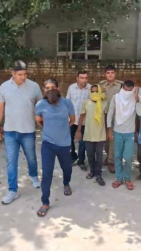 पानीपत पुलिस
28 अगस्त 2026
*फैक्टरी में डकैती की वारदात में शामिल चार आरोपियों को भोंडसी जेल से प्रोडक्शन वारंट पर लाकर की पूछताछ*
पानीपत, 28 अगस्त ( ) एंटी एक्सटार्सन सेल पुलिस टीम सुताना के पास स्थित एलाइड होम फैक्टरी में डकैती की वारदात में शामिल और चार आरोपियों को वीरवार को भोंडसी जेल से प्रोडक्शन वारंट पर लेकर आई। आरोपी चेतराम उर्फ चेतू, जोनी व राहुल निवासी गांव बना मेरठ यूपी तथा राजकुमार निवासी सेनी कॉलोनी सोहना गुरुग्राम हाल बल्लभगढ़ फरीदाबाद डकैती के एक अन्य मामले में भोंडसी जेल में बंद थे।
पूछताछ में चारों आरोपियों ने उक्त वारदात में पहले गिरफ्तार हो चुके अपने दो साथी आरोपियों दिल्ली स्वरूप नगर गड्डा कॉलोनी निवासी बंटी व गांव बना मेरठ यूपी हाल काबड़ी रोड कुलदीप नगर निवासी राजबीर के साथ मिलकर अंजाम देना स्वीकार किया। पुलिस ने चारों आरोपियों को वीरवार को माननीय न्यायालय में पेश किया जहां से उन्हें गहन पूछताछ के लिए एक दिन के पुलिस रिमांड पर लिया गया।
एंटी एक्सटार्सन सेल इंचार्ज सब इंस्पेक्टर रमेश ने बताया कि मामले में पहले गिरफ्तार हो चुके आरोपी बंटी व राजबीर ने पूछताछ में अपने चार अन्य साथी आरोपियों चेतराम उर्फ चेतू, जोनी, राहुल व राजकुमार के साथ मिलकर डकैती की वारदात को अंजाम देना स्वीकार किया था। पुलिस ने दोनों आरोपियों के कब्जे से वारदात में प्रयुक्त ईको गाड़ी तथा उनके हिस्से में आई नकदी में से बचे 2,550 रुपये बरामद किए थे। दोनों आरोपियों को माननीय न्यायालय में पेश कर जहां से उन्हें न्यायिक हिरासत में जेल भेज दिया गया था।
इंचार्ज सब इंस्पेक्टर रमेश ने बताया कि आरोपी चेतराम उर्फ चेतू, जोनी, राहुल व राजकुमार ने पुलिस रिमांड के दौरान पूछताछ में बताया उन चारों ने अपने हिस्से में आई नकदी में से ज्यादातर पैसे उन्होंने खर्च कर दिए। पुलिस ने आरोपियों के कब्जे से बची 13,500 रुपए की नकदी बरामद कर शुक्रवार को रिमांड अवधि पूरी होने पर चारों आरोपियों को माननीय न्यायालय में पेश किया जहां से उन्हें न्यायिक हिरासत में जेल भेज दिया गया।
*यह है मामला;*
थाना पुराना औद्योगिक में माडल टाउन निवासी अनुपम गुप्ता पुत्र सोम प्रकाश ने पुलिस को दी शिकायत में बताया था कि सुताना उंटला रोड पर गांव सुताना के पास उनकी एलाइड होम के नाम से फैक्टरी है। 27 जुलाई को अल सुबह करीब 4:30 बजे उन्हें सूचना मिली की फैक्टरी में डकैती हो गई है। जब वह मौके पर पहुंचे तो चैकीदार ओम प्रकाश ने बताया कि रात करीब 1 बजे लाठी, डंडों व हथियारों से लैस 10-12 अज्ञात युवक फैक्टरी में घुस आए थे। बदमाशों ने उसके हाथ-पांव बांधकर मारपीट की। उससे फैक्टरी में मौजूद लोगों के बारे में पूछा। इसके बाद उपर सो रहे सात लोगों को बंदूक की नोक पर बंधक बना लिया। बदमाशों ने मारपीट कर सभी के मोबाइल फोन छीन लिए औ लुर करीब 20 हजार रूपए लूट लिए। फैक्टरी में लगे ट्रांसफार्मर का अंदर का सामान निकाल लिया और सीसीटीवी कैमरे तोड़ दिए। थाना पुराना औद्योगिक में अनुपम गुप्ता की शिकायत पर डकैत की विभिन्न धाराओं के तहत अभियोग दर्ज कर पुलिस ने आरोपियों की पहचान व धरपकड़ के प्रयास शुरू कर दिए थे।