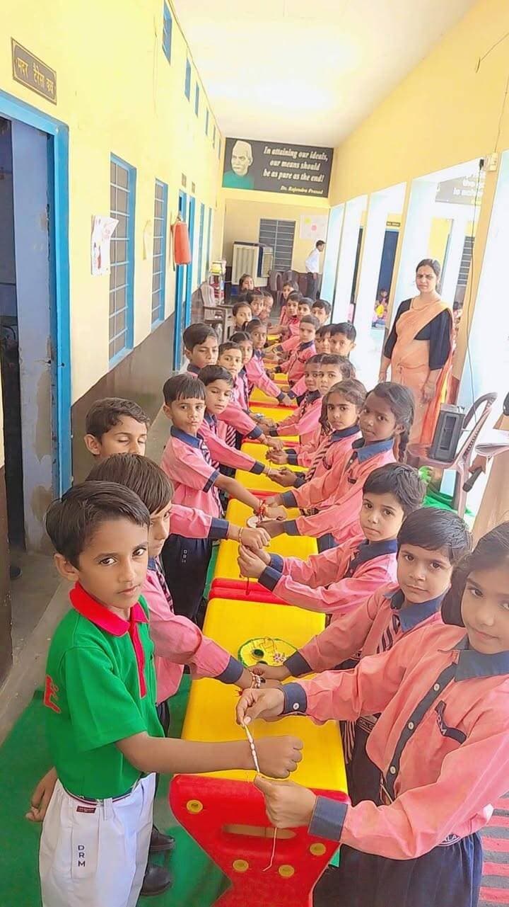 Svs स्कूल चौटाला में बच्चों ने एक दूसरे के साथ मनाया भाई बहन के पवित्र प्यार के बंधन के त्योहार रक्षाबंधन