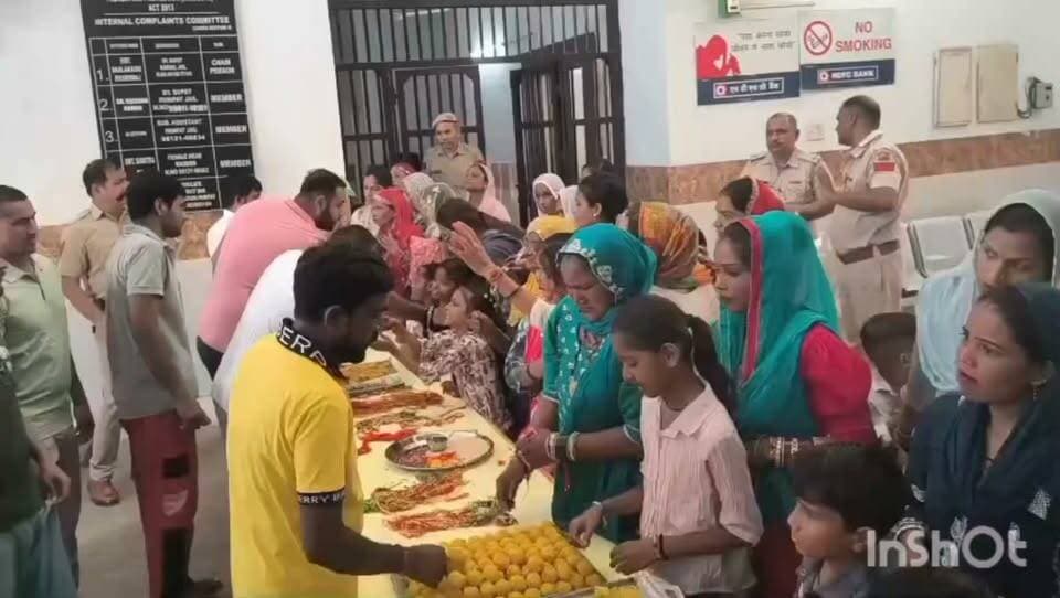 जेलों में पहुंच बहनों ने भाईयों की कलाईयों पर बांधी राखी!