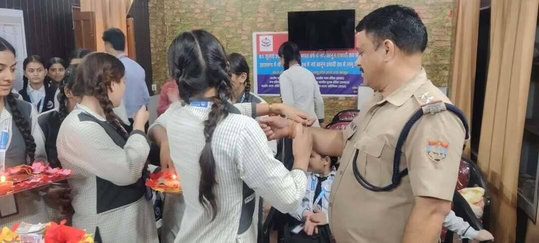 राखी की डोर के साथ बढ़ा अपनापन, सुरक्षा के संदेश से मजबूत हुआ विश्वास,रक्षाबंधन के पावन पर्व पर छात्राओं ने पुलिस जवानों को बांधी राखी, सुरक्षा और विश्वास का दिया संदेश।