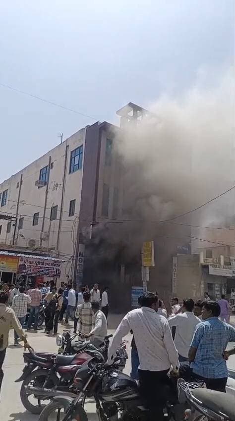 ओसियां SBI बैंक में भीषण आग, कांस्टेबल ने जान की परवाह किए बिना अंदर घुसकर बुझाई
समय पर पहुंची पुलिस और फायर ब्रिगेड, करीब डेढ़ घंटे की मशक्कत के बाद आग पर पाया काबू
ओसियां। कस्बे के मुख्य बाजार रोड स्थित भारतीय स्टेट बैंक (SBI) की ओसियां शाखा में शुक्रवार दोपहर करीब 1:30 बजे अचानक आग लग गई। बैंक से धुआं उठता देख आसपास के लोगों में अफरा-तफरी मच गई। सूचना मिलते ही पुलिस एवं प्रशासनिक अधिकारी मौके पर पहुंचे और फायर ब्रिगेड को बुलाया गया। पुलिस, फायर ब्रिगेड कर्मचारियों और स्थानीय लोगों के संयुक्त प्रयास से करीब 3 बजे आग पर काबू पा लिया गया।
आग की सूचना मिलते ही ओसियां सीओ सहित पुलिस जाप्ता तत्काल मौके पर पहुंचा। ओसियां से फायर ब्रिगेड भी तत्काल घटनास्थल पर पहुंची और आग बुझाने का काम शुरू किया।
कांस्टेबल भाकरराम ने दिखाई हिम्मत
आग बुझाने के दौरान थाना ओसियां के कांस्टेबल भाकरराम नंबर 779 ने साहस और कर्तव्यनिष्ठा का परिचय दिया। आग की स्थिति के बीच वह बैंक भवन के अंदर पहुंचे और आग बुझाने का प्रयास किया। उनके इस साहसिक कदम की मौके पर मौजूद लोगों ने सराहना की।
एसी में शॉर्ट सर्किट की आशंका
प्रारंभिक जानकारी के अनुसार आग लगने का कारण एसी में शॉर्ट सर्किट होना बताया जा रहा है। हालांकि आग से बैंक में कितना नुकसान हुआ और आग लगने का वास्तविक कारण क्या था, इसका पता जांच के बाद ही चल सकेगा।
समय पर पुलिस और फायर ब्रिगेड के पहुंचने तथा स्थानीय लोगों की मदद से आग पर जल्द नियंत्रण पा लिया गया। इससे आग के आसपास के हिस्सों में फैलने की आशंका टल गई। घटना के दौरान सीओ ओसियां और थाना पुलिस का स्टाफ मौके पर मौजूद रहा।