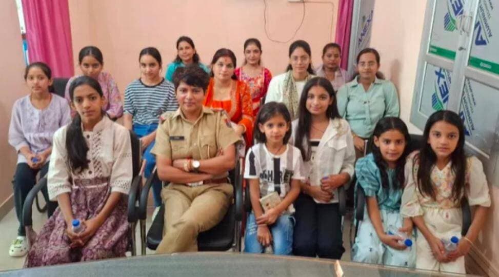 जिले के नापासर थाने में रक्षाबंधन पर बहनों ने बांधी राखी ,
पुलिस ने लिया सुरक्षा का संकल्प
बीकानेर। बीकानेर जिले के नापासर थाने में आज शुक्रवार को रक्षाबंधन का पर्व बेटियों और पुलिस के बीच विश्वास और सुरक्षा के संकल्प के साथ मनाया गया। पुलिस मुख्यालय जयपुर के निर्देशानुसार थाना अधिकारी कविता पुनिया के नेतृत्व में हुए कार्यक्रम में छोटी-छोटी बहनों ने थानाधिकारी सहित पुलिस जवानों की कलाई पर राखी बांधी।
इस दौरान पुलिसकर्मियों ने बहनों की सुरक्षा का वचन दिया। थानाधिकारी कविता पुनिया ने बेटियों को महिला सुरक्षा, गुड टच-बैड टच, महिला हेल्पलाइन नंबर और महिला सुरक्षा से जुड़े कानूनों की जानकारी दी।
थानाधिकारी ने कहा कि किसी भी प्रकार की परेशानी होने पर बेटियां बिना झिझक पुलिस से संपर्क कर सकती हैं। कार्यक्रम में बहनों को थाने की कार्यप्रणाली से भी रूबरू करवाया गया।
कार्यक्रम के दौरान पुलिसकर्मियों और बहनों ने महिला सुरक्षा को लेकर शपथ भी ली।
इस मौके पर अनुराधा रामावत, निकिता जोशी, रानू स्वामी, परी, हार्दिका गोड़, श्रीयंसा गोड़, गिरीशा बाहेती, पीहू रामावत, कशिश रामावत, मांशी, सुप्रिया, वसुंधरा स्वामी और रुचिका पांडिया सहित अन्य बहनें मौजूद रहीं। एएसआई कविंद्र कुमार, एएसआई धर्मेंद्र कुमार, एचएम शक्ति सिंह सहित पुलिस जवान उपस्थित रहे।