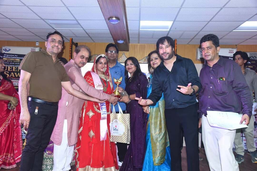 सावन के उपलक्ष पर बीकानेर में महिलाओं के लिए सांस्कृतिक कार्यक्रम का आयोजन हुआ जिसमें विकर्ण की 125 महिला प्रतिभागियों ने हिस्सा लिया कविता एंटरटेनमेंट कंपनी एवं मोहिनी इवेंट्स द्वारा आयोजित हुए इस कार्यक्रम में डांस मॉडलिंग सिंगिंग मेहंदी वर्क के अंदर अलग-अलग प्रतिभागियों ने हिस्सा लिया कविता चाइल् ने बताया आयोजित हुए कार्यक्रम में टीवी सेलिब्रिटी अकबर खान, कशिश गौतम, कार्यक्रम में धमाकेदार प्रस्तुति दी जिससे उपस्थित सभी प्रतिभागियों में उत्साह नजर आया निर्णायक मंडल के रूप में नवीन भारद्वाज एवं दोनों बॉलीवुड एक्टर ने निर्णय की भूमिका निभाई कार्यक्रम में मुख्य अतिथि के रूप में अरविंद मिड्ढा, श्री राम रतन धारणिया, समाजसेवी आरिफ कोहरी, डॉ मीन ashopa, महीराम बिश्नोई, युधिष्ठिर सिंह भाटी, इस अवसर पर मुख्य सहयोगी के रूप में गोल्ड माजीसा ब्रांड चक्की फ्रेश आटा, हीरो राजाराम धारणिया ऑटोमोबाइल, अवनी गोल्डन डायमंड, लोटस मोदी डेयरी, भिखाराम चांदमल द्वारा संपूर्ण प्रतिभागियों को उपहार दिए गए इस अवसर पर कविता chayal एवं श्याम मोदी ने अतिथियों का स्वागत अभिनंदन किया मंच का संचालन शोएब कादरी ने किया l