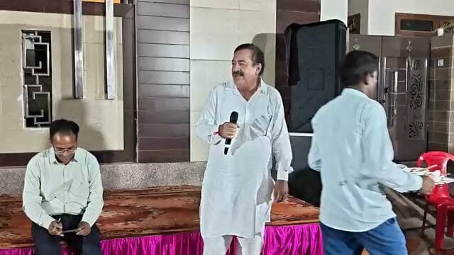 #संगरिया 🗳️ वार्ड नंबर 7 में चुनावी सभा, उठे शहर के मुद्दे!
संगरिया की आवाज़।
संगरिया शहर के वार्ड नंबर 7 में रोशनी देवी बेनीवाल के समर्थन में आयोजित चुनावी सभा को संबोधित करते हुए नगरपालिका के पूर्व अध्यक्ष Pradeep Beniwal ने शहर की लंबे समय से चली आ रही समस्याओं और नगरपालिका की कार्यप्रणाली पर तीखा तंज कसा।
उन्होंने सफाई व्यवस्था, बदहाल व्यवस्थाओं और भ्रष्टाचार को लेकर बेबाकी से अपनी बात रखते हुए जवाबदेही और पारदर्शिता की जरूरत बताई।
सभा में शहर के विकास को लेकर सवाल भी उठे—आखिर वर्षों से चली आ रही समस्याओं का समाधान क्यों नहीं हुआ?
अब जनता सवाल पूछ रही है… जवाब कौन देगा?
संगरिया की आवाज़
#संगरिया #वार्ड7 #नगरपालिका_चुनाव #रोशनी_देवी_बेनीवाल #प्रदीप_बेनीवाल