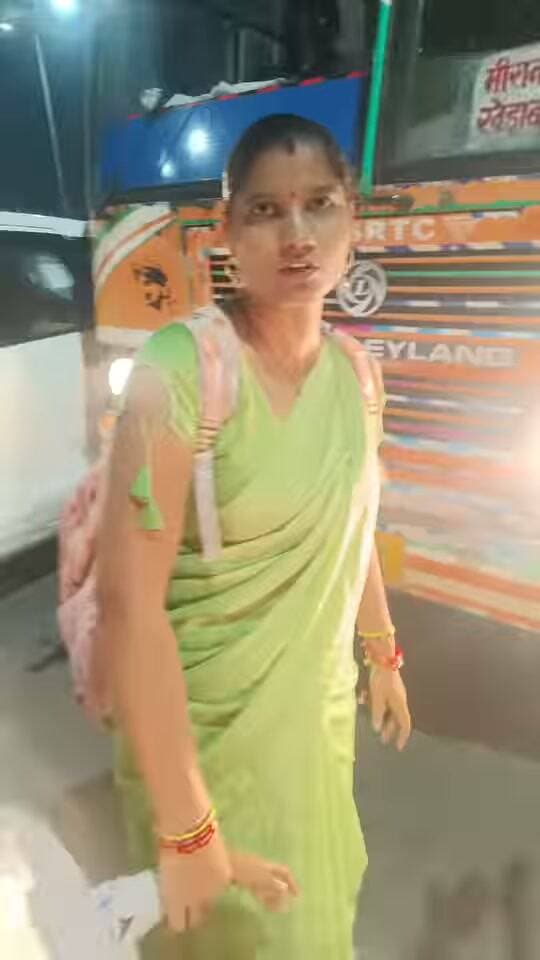 रक्षाबंधन पर बहनों के लिए बस सेवा फ्री है लेकिन बस वाले बहनों के के लिए रोक नहीं रहे हैं बहन बच्चों के साथ बस के आगे खड़ी हो गई वीडियो वायरल
Bareilly news Live
#Viral #post #up #UttarPradesh