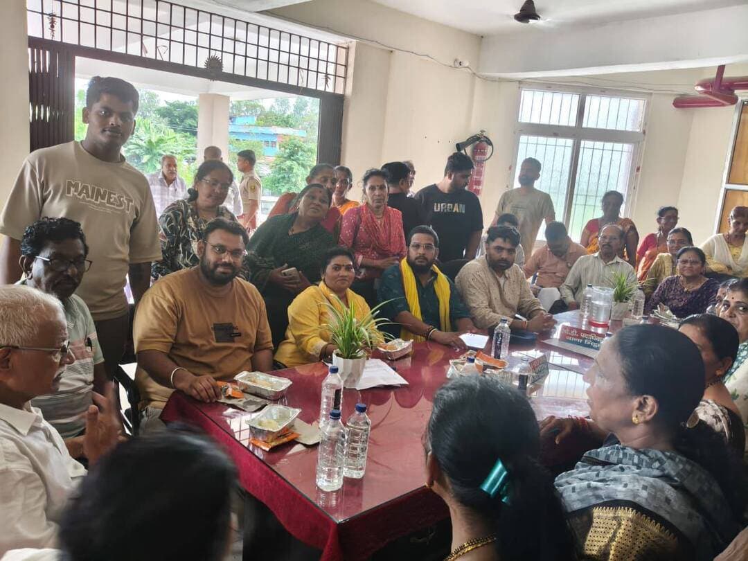 नेपाल में आई आकस्मिक फ्लैश फ्लड के कारण उत्पन्न विषम परिस्थितियों में काठमांडू में फंसे महाराष्ट्र के 106 तीर्थयात्रियों द्वारा महाराष्ट्र सरकार से संपर्क किया गया। महाराष्ट्र सरकार द्वारा बिहार सरकार से समन्वय स्थापित किए जाने के उपरांत, दिनांक 28 अगस्त को बिहार सरकार के निर्देश एवं समन्वय में सीतामढ़ी जिला प्रशासन द्वारा त्वरित एवं प्रभावी कार्रवाई करते हुए सभी 106 तीर्थयात्रियों को नेपाल सीमा से सुरक्षित सीतामढ़ी लाया गया।
सीतामढ़ी जिला प्रशासन की टीम द्वारा तीर्थयात्रियों को सुरक्षित रूप से एस्कॉर्ट करते हुए सीतामढ़ी लाया गया। इस दौरान जिला प्रशासन द्वारा तीर्थयात्रियों की आवश्यकताओं को ध्यान में रखते हुए भोजन एवं पेयजल सहित अन्य आवश्यक सुविधाओं की समुचित व्यवस्था सुनिश्चित की गई।
सभी तीर्थयात्रियों को आवश्यक सहयोग एवं सुरक्षा प्रदान करते हुए सकुशल महाराष्ट्र के लिए रवाना किया जा रहा है। सुरक्षित वापसी पर तीर्थयात्रियों ने सीतामढ़ी जिला प्रशासन एवं बिहार सरकार द्वारा प्रदर्शित तत्परता, संवेदनशीलता तथा प्रभावी राहत एवं बचाव प्रयासों के प्रति आभार व्यक्त करते हुए धन्यवाद ज्ञापित किया।
उक्त राहत एवं बचाव अभियान में बिहार सरकार एवं जिला प्रशासन द्वारा प्रदर्शित त्वरित कार्रवाई, प्रभावी अंतर-राज्यीय समन्वय तथा मानवीय दृष्टिकोण की विदेश मंत्रालय (MEA) एवं गृह मंत्रालय (MHA) द्वारा भी सराहना की गई। यह अभियान विभिन्न स्तरों पर स्थापित प्रभावी समन्वय, त्वरित निर्णय एवं संवेदनशील प्रशासनिक कार्रवाई का उल्लेखनीय उदाहरण रहा।