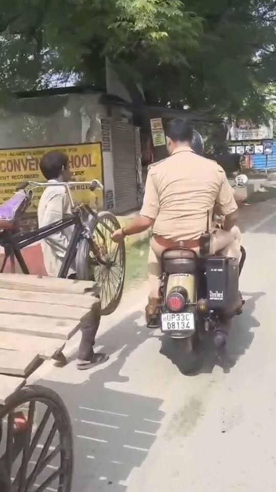 ଏହି ଭିଡିଓରେ ଉତ୍ତର ପ୍ରଦେଶ ପୋଲିସର ଏକ ହୃଦୟସ୍ପର୍ଶୀ ଦୃଶ୍ୟ ଦେଖିବାକୁ ମିଳିଛି।
ଇନ୍ସପେକ୍ଟର ରୋହିତ ସାହୁ ଜଣେ ଗରିବ ଦିନ ମଜୁରିଆଙ୍କୁ ସାହାଯ୍ୟ କରୁଥିବାର ନଜର ଆସିଛନ୍ତି।
ମଜୁରିଆଙ୍କ ସାଇକେଲ ଏବଂ ଠେଲାଗାଡ଼ି ନଷ୍ଟ ହୋଇଯିବା ପରେ ପୋଲିସ କର୍ମଚାରୀମାନେ ନିଜେ ସେଗୁଡ଼ିକୁ ସାଙ୍ଗରେ ନେଇଯିବାରେ ସାହାଯ୍ୟ କରିଛନ୍ତି।
ଖାଲି ସେତିକି ନୁହେଁ, ଇନ୍ସପେକ୍ଟର ରୋହିତ ସାହୁ ସେହି ଗରିବ ବ୍ୟକ୍ତିଙ୍କୁ ଆର୍ଥିକ ଭାବେ ମଧ୍ୟ ସାହାଯ୍ୟ କରିଛନ୍ତି।
ପୋଲିସର ଏପରି ମାନବିକତା ଏବଂ ଦୟାଳୁ ସ୍ୱଭାବ ସମସ୍ତଙ୍କ ହୃଦୟ ଜିତିଛି।
#UPPolice #Humanity #InspectorRohitSahu #GoodNews #PoliceWithPublic #ViralVideo #Inspirational #Kindness #HeroicPolice #uttarpradeshpolice
#viralreels
#viralpost
@followers