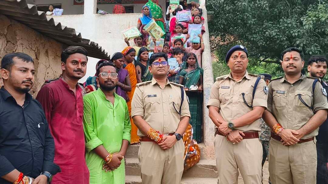 रक्षाबंधन पर पाठशाला कार्यक्रम, महादलित टोला के बच्चों के बीच बांटी गई कॉपी-कलम।
शेखपुरा में रक्षाबंधन के अवसर पर अखिल भारतीय विद्यार्थी परिषद एवं जिला पुलिस प्रशासन के संयुक्त तत्वावधान में गिरिहिंदा मुसहरी महादलित टोला स्थित सामुदायिक भवन में पाठशाला कार्यक्रम का आयोजन किया गया। कार्यक्रम में छोटे-छोटे बच्चों को शिक्षा के प्रति जागरूक किया गया।
कार्यक्रम में पुलिस अधीक्षक हिमांशु कुमार, ASP डॉ. राकेश कुमार, टाउन थाना अध्यक्ष धर्मेंद्र कुमार के अलावा ABVP की ओर से आकाश कश्यप, रोहित कुमार, प्रशांत कुमार, बबन कुमार सहित अन्य लोग मौजूद रहे।
इस दौरान पुलिस अधीक्षक हिमांशु कुमार ने बच्चों के बीच कॉपी और कलम का वितरण किया। उन्होंने बच्चों से पढ़ाई को लेकर बातचीत करते हुए उन्हें नियमित रूप से विद्यालय जाने और मन लगाकर पढ़ाई करने के लिए प्रेरित किया।
पुलिस अधीक्षक हिमांशु कुमार ने कहा कि मेरे लिए सभी बच्चे एक समान हैं। उन्होंने कहा कि महादलित टोला में अभी भी कई बच्चे शिक्षा से दूर हैं, लेकिन उन्हें शिक्षा की मुख्यधारा से जोड़ने के लिए जिला प्रशासन और पुलिस प्रशासन की ओर से लगातार पहल की जा रही है। सरकार भी लगातार शिक्षा को लेकर जागरूक कर रही है। ऐसे कार्यक्रमों के माध्यम से बच्चों में पढ़ाई के प्रति रुचि पैदा करने और उनके भविष्य को बेहतर बनाने का प्रयास किया जा रहा है।
कार्यक्रम के दौरान बच्चों के चेहरे पर खुशी देखने को मिली। स्थानीय लोगों ने पुलिस प्रशासन और ABVP की इस पहल की सराहना की।
