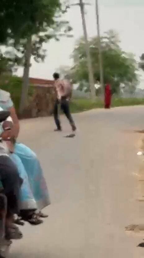 गया,बीच सड़क पर टांगी लेकर मचा रहा था आतंक, युवक ने दिखाई बहादुरी!
बीच सड़क पर टांगी लेकर एक शख्स राहगीरों को निशाना बनाने की कोशिश कर रहा था। माहौल में अफरा-तफरी मच गई। तभी नीतीश कुमार नाम के युवक ने बिना घबराए हिम्मत दिखाई और मौके पर पहुंचकर टांगी छीन ली।
नीतीश की सूझबूझ और साहस से बड़ा हादसा टल गया और कई लोगों की जान बच गई। 👏
नीतीश कुमार की बहादुरी को सलाम! 🇮🇳
#JehanabadLive #Bravery #ViralNews #BiharNews #BreakingNewsNigeria