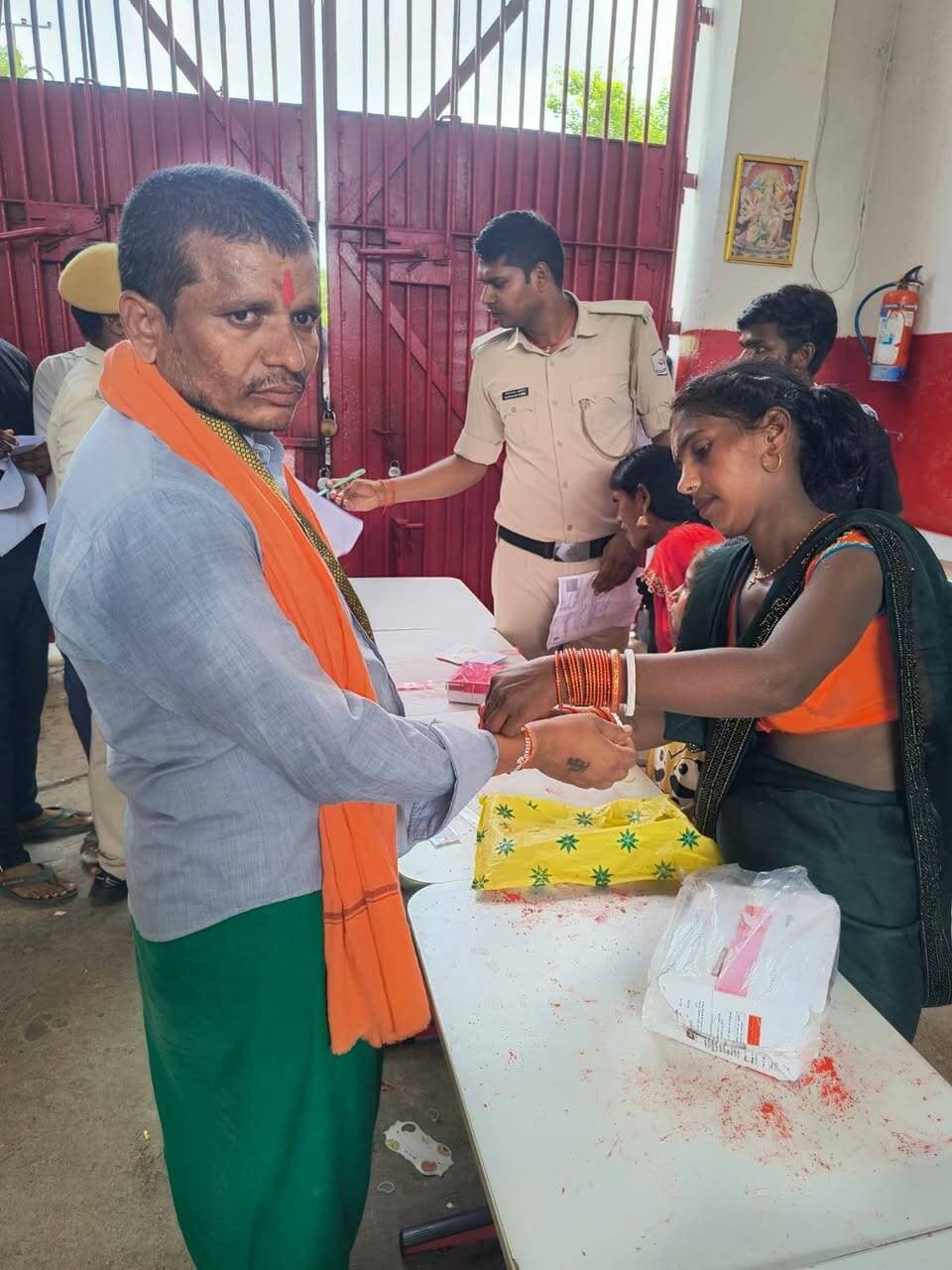 मंडल कारा में 380 बहनों ने भाइयों की कलाई पर बांधी राखी, भावुक हुआ माहौल
जहानाबाद : रक्षाबंधन के पावन अवसर पर शुक्रवार को मंडल कारा में भाई-बहन के अटूट और पवित्र रिश्ते की भावुक तस्वीर देखने को मिली। जिले के विभिन्न क्षेत्रों से पहुंचीं करीब 380 बहनों ने मंडल कारा में बंद अपने भाइयों की कलाई पर राखी बांधी और उनके सुखद भविष्य की कामना की। लंबे समय बाद भाई को सामने देखकर कई बहनों की आंखें नम हो गईं। वहीं, बहनों को देखकर कई बंदी भी भावुक नजर आए।रक्षाबंधन को लेकर मंडल कारा प्रशासन की ओर से विशेष कार्यक्रम का आयोजन किया गया था। जेल परिसर में पहुंची बहनों के लिए आवश्यक व्यवस्था की गई थी। बहनों ने अपने भाइयों की कलाई पर रक्षा सूत्र बांधकर भाई-बहन के पवित्र रिश्ते को निभाया। इस दौरान बहनों ने भाइयों से अच्छे आचरण और भविष्य में बेहतर जीवन जीने का संकल्प लेने की अपील भी की।कार्यक्रम के दौरान भावुक कर देने वाले कई दृश्य सामने आए। बहनें अपने भाइयों को देखकर भावनाओं पर नियंत्रण नहीं रख सकीं। भाइयों ने भी बहनों के प्रति अपने स्नेह का इजहार किया। जेल की चारदीवारी के बीच रक्षाबंधन का यह आयोजन भाई-बहन के रिश्ते की मजबूती और अपनत्व का संदेश देता नजर आया।जेल अधीक्षक अजीत कुमार ने कहा कि रक्षाबंधन भाई-बहन के प्रेम, विश्वास और सुरक्षा के संकल्प का पर्व है। ऐसे आयोजनों से बंदियों को अपने परिवार और समाज से भावनात्मक रूप से जुड़े रहने का अवसर मिलता है। मंडल कारा प्रशासन की ओर से पर्व को लेकर विशेष व्यवस्था की गई थी, ताकि बहनें अपने भाइयों को राखी बांध सकें और पर्व की खुशियां साझा कर सकें। राखी बांधने के बाद बहनों ने भाइयों की सलामती और उज्ज्वल भविष्य की कामना की। इस दौरान मंडल कारा परिसर में भाई-बहन के अटूट पवित्र रिश्ते और भावनाओं का अनूठा संगम देखने को मिला।