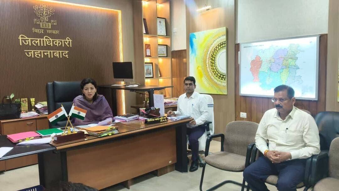 कोडीनयुक्त सिरप की अवैध बिक्री पर कसेगा शिकंजा, नियमित छापेमारी के निर्देश
जहानाबाद। मादक पदार्थों के अवैध कारोबार, तस्करी और दुरुपयोग पर प्रभावी नियंत्रण को लेकर शुक्रवार को जिला स्तरीय एनसीओआरडी (NCORD) समिति की समीक्षा बैठक हुई। जिला पदाधिकारी श्रीमती छिरिङ वाई भूटिया की अध्यक्षता में आयोजित बैठक में नशीले पदार्थों की बिक्री और तस्करी पर रोक लगाने के लिए विभागों को आपसी समन्वय के साथ लगातार कार्रवाई करने का निर्देश दिया गया।
बैठक में जिले में मादक पदार्थों की अवैध बिक्री, परिवहन और इस्तेमाल की रोकथाम के लिए अब तक की गई कार्रवाई की समीक्षा की गई। डीएम ने संबंधित पदाधिकारियों को सतत निगरानी रखने और सूचना मिलने पर त्वरित एवं प्रभावी कार्रवाई सुनिश्चित करने को कहा।
कोडीनयुक्त सिरप पर विशेष निगरानी
जिला पदाधिकारी ने कोडीनयुक्त सिरप की अवैध बिक्री और दुरुपयोग को गंभीरता से लेते हुए इस पर विशेष निगरानी रखने का निर्देश दिया। उन्होंने ड्रग इंस्पेक्टर के साथ नियमित समन्वय स्थापित कर संदिग्ध प्रतिष्ठानों और स्थानों पर लगातार छापेमारी करने को कहा। जांच के दौरान अनियमितता मिलने पर संबंधित के विरुद्ध नियमानुसार कठोर कार्रवाई करने का निर्देश दिया गया।
स्कूलों में चलेगा जागरूकता अभियान
बैठक में जिले के सभी विद्यालयों में नशीले पदार्थों के सेवन से होने वाले दुष्प्रभावों और इससे बचाव को लेकर नियमित जागरूकता कार्यक्रम आयोजित करने पर जोर दिया गया। विद्यार्थियों को नशे के शारीरिक, मानसिक एवं सामाजिक दुष्प्रभावों की जानकारी देने तथा नशामुक्त जीवनशैली के लिए प्रेरित करने का निर्देश दिया गया।
रेलवे स्टेशन व ट्रेनों में बढ़ेगी निगरानी
रेल मार्ग से मादक पदार्थों की तस्करी रोकने के लिए जीआरपी प्रभारी को रेलवे स्टेशन और ट्रेनों में नियमित एवं सघन पेट्रोलिंग करने का निर्देश दिया गया। संदिग्ध गतिविधियों और व्यक्तियों पर विशेष नजर रखने तथा आवश्यकता के अनुसार जांच एवं कार्रवाई सुनिश्चित करने को कहा गया।
डीएम ने कहा कि मादक पदार्थों के अवैध व्यापार और दुरुपयोग पर रोक लगाने के लिए केवल प्रवर्तन कार्रवाई ही पर्याप्त नहीं है, बल्कि जन-जागरूकता भी जरूरी है। उन्होंने पुलिस, उत्पाद, स्वास्थ्य, औषधि नियंत्रण, शिक्षा और रेलवे समेत सभी संबंधित विभागों को आपसी समन्वय के साथ निरंतर प्रभावी कार्रवाई करने का निर्देश दिया।