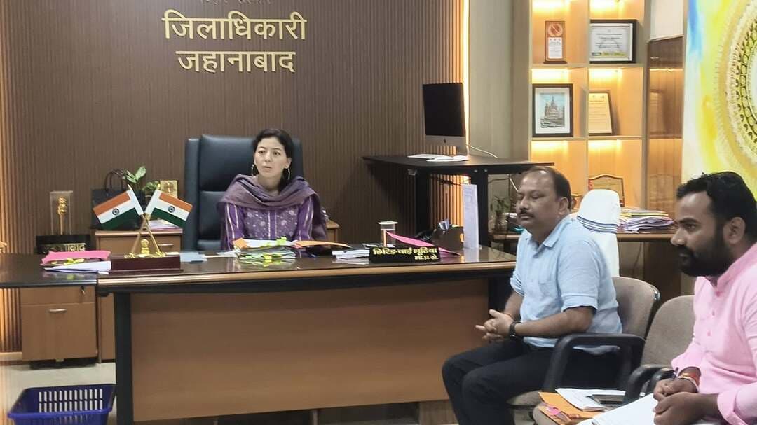 ऑटो की होगी कलर कोडिंग, तय रूट पर ही चलेंगे वाहन, विकसित होगा व्यवस्थित ऑटो स्टैंड
जहानाबाद। जिला पदाधिकारी श्रीमती छिरिङ वाई भूटिया की अध्यक्षता में शुक्रवार को सड़क सुरक्षा समिति एवं परिवहन-यातायात व्यवस्था की समीक्षा बैठक हुई। इसमें शहर में यातायात व्यवस्था को सुगम और सुरक्षित बनाने, ऑटो के रूट निर्धारण, पार्किंग, अतिक्रमण, सड़क सुरक्षा तथा सड़क एवं नालों की सफाई सहित विभिन्न मुद्दों पर विस्तार से चर्चा की गई।
राजा बाजार अंडरपास की समीक्षा के दौरान बताया गया कि अरवल मोड़ से राजा बाजार तक सड़क किनारे से स्थायी अतिक्रमण हटा दिया गया है। डीएम ने नगर परिषद को अंडरपास एवं आसपास के नालों की नियमित और समुचित सफाई कराने का निर्देश दिया, ताकि जलनिकासी बाधित नहीं हो और आवागमन सुचारू बना रहे।
बस एसोसिएशन के प्रतिनिधियों ने किंजर के आसपास पुल निर्माण के कारण जहानाबाद से अरवल जाने वाली बसों के परिचालन में हो रही परेशानी की जानकारी दी। डीएम ने संबंधित विभाग को निर्माण कार्य में तेजी लाकर इसे जल्द पूरा कराने का निर्देश दिया।
32 भंवरिया से काको मोड़ तक बनेगा ऑटो स्टैंड
यातायात एवं पार्किंग व्यवस्था को व्यवस्थित करने के लिए डीएम ने 32 भंवरिया से काको मोड़ तक सड़क किनारे स्थित जिला परिषद की भूमि को चिह्नित कर पार्किंग एवं टेंपो स्टैंड के रूप में विकसित करने का निर्देश दिया। अनुमंडल पदाधिकारी एवं नगर परिषद के कार्यपालक पदाधिकारी को नियमानुसार भूमि की बंदोबस्ती की कार्रवाई करने को कहा गया। इससे सड़क किनारे बेतरतीब पार्किंग पर अंकुश लगेगा और जिला परिषद को राजस्व भी प्राप्त होगा।
कलर कोडिंग के साथ तय होगा ऑटो का रूट
शहरी यातायात को व्यवस्थित करने के लिए ऑटो की कलर कोडिंग एवं रूट निर्धारण करने का निर्देश दिया गया। डीएम ने कहा कि ऑटो का परिचालन निर्धारित रूट के अनुसार ही कराया जाए और इसके अनुपालन की नियमित निगरानी हो। इससे यातायात दबाव कम करने के साथ यात्रियों को भी बेहतर सुविधा मिल सकेगी।
इसके अलावा राष्ट्रीय राजमार्ग के किनारे उगी झाड़ियों की नियमित सफाई कराने का निर्देश दिया गया, ताकि वाहन चालकों को बेहतर दृश्यता मिल सके और दुर्घटनाओं की संभावना कम हो। डीएम ने परिवहन विभाग, नगर परिषद समेत सभी संबंधित विभागों को समन्वय बनाकर जाम के प्रमुख स्थानों की पहचान करने, पार्किंग व्यवस्था सुधारने तथा सार्वजनिक परिवहन को बेहतर बनाने का निर्देश दिया।
उन्होंने कहा कि आम लोगों के लिए सुरक्षित, सुगम एवं व्यवस्थित यातायात व्यवस्था जिला प्रशासन की प्राथमिकता है। यातायात से जुड़ी समस्याओं का समयबद्ध समाधान विभागीय समन्वय से सुनिश्चित किया जाए।