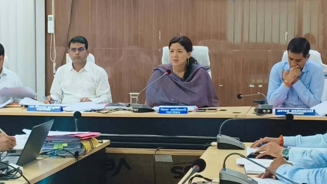 अक्टूबर तक उद्घाटन योग्य योजनाओं को प्राथमिकता से पूरा करें : डीएम
जिला तकनीकी समन्वय समिति की बैठक शुक्रवार को आयोजित की गई। इसमें जिले में विभिन्न तकनीकी विभागों द्वारा संचालित निर्माणाधीन एवं अपूर्ण योजनाओं की विभागवार समीक्षा की गई। बैठक में पूर्व की बैठकों में दिए गए निर्देशों के अनुपालन की भी समीक्षा हुई। जिला पदाधिकारी ने संबंधित कार्यपालक अभियंताओं एवं पदाधिकारियों को सभी योजनाओं को समयबद्ध एवं गुणवत्तापूर्ण तरीके से पूरा कराने का निर्देश दिया।
भवन निर्माण विभाग, भवन प्रमंडल, जहानाबाद के कार्यों की समीक्षा के दौरान सभी अपूर्ण योजनाओं को शीघ्र पूरा कराने के लिए त्वरित कार्रवाई करने को कहा गया। बिहार राज्य भवन निर्माण निगम लिमिटेड को जिले में प्रस्तावित स्पोर्ट्स कॉम्प्लेक्स एवं विभिन्न खेल अवसंरचनाओं के निर्माण कार्य को जल्द शुरू कराने का निर्देश दिया गया।
बिहार राज्य स्वास्थ्य आधारभूत संरचना निगम की ओर से क्रियान्वित सीएचसी, एचडब्ल्यूसी समेत अन्य स्वास्थ्य योजनाओं की भी समीक्षा की गई। जिन योजनाओं में भूमि उपलब्ध नहीं है, वहां संबंधित अंचलाधिकारियों से समन्वय स्थापित कर शीघ्र भूमि उपलब्ध कराने को कहा गया। वहीं सदर अस्पताल, जहानाबाद के निर्माणाधीन भवन को अविलंब पूरा कर उद्घाटन के लिए तैयार करने का निर्देश दिया गया।
बिहार राज्य शैक्षणिक आधारभूत संरचना विकास निगम लिमिटेड को एसएसएस हरिदासपुर से संबंधित मामले की जांच कर आवश्यक कार्रवाई करते हुए कार्य शुरू कराने को कहा गया। साथ ही विभाग की अन्य सभी अपूर्ण योजनाओं को भी शीघ्र पूरा करने का निर्देश दिया गया।
स्थानीय क्षेत्र अभियंत्रण संगठन, कार्य प्रमंडल, जहानाबाद को आंगनबाड़ी केंद्र निर्माण से जुड़ी योजनाओं में संबंधित अंचलाधिकारियों के साथ समन्वय स्थापित कर स्थल का संयुक्त निरीक्षण कराने और निर्माण कार्य अविलंब शुरू करने को कहा गया। महादलित समुदाय से संबंधित वर्क शेड निर्माण के लिए भूमि उपलब्धता की जांच हेतु अंचलाधिकारी एवं जिला कल्याण पदाधिकारी से समन्वय स्थापित कर आवश्यक कार्रवाई का निर्देश दिया गया।
मुख्यमंत्री क्षेत्र विकास योजना के तहत संचालित कार्यों की भी समीक्षा हुई। संबंधित विभाग को प्राथमिकता वाली योजनाओं की भौतिक एवं वित्तीय प्रगति का प्रतिवेदन उपलब्ध कराने का निर्देश दिया गया। पथ प्रमंडल एवं ग्रामीण कार्य विभाग के कार्यपालक अभियंताओं को जिले में संचालित मेंटेनेंस एवं सड़क निर्माण योजनाओं की अद्यतन सूची उपलब्ध कराने को कहा गया।
बुडको द्वारा अमृत 2.0 के तहत प्रस्तावित जहानाबाद एसटीपी के निर्माण की भी समीक्षा की गई। अंचलाधिकारी, जहानाबाद को आवश्यक भूमि की उपलब्धता सुनिश्चित कराने के लिए अविलंब कार्रवाई करने का निर्देश दिया गया।
अक्टूबर तक पूरा होने वाली योजनाओं को मिलेगी प्राथमिकता
बैठक में जिला पदाधिकारी ने सभी तकनीकी विभागों को स्पष्ट निर्देश दिया कि अक्टूबर 2026 तक जिन योजनाओं को पूरा कर उद्घाटन योग्य बनाया जा सकता है, उन्हें प्राथमिकता के आधार पर शीघ्र पूर्ण कराया जाए। ऐसी योजनाओं का प्रस्ताव भी समय पर उपलब्ध कराने को कहा गया। उन्होंने कहा कि निर्माण कार्यों में भूमि, तकनीकी या अन्य किसी प्रकार की बाधा आने पर संबंधित विभाग आपसी समन्वय से उसका त्वरित समाधान करें, ताकि योजनाएं निर्धारित समय-सीमा में गुणवत्तापूर्ण तरीके से पूरी हो सकें।
बैठक में उप विकास आयुक्त, अपर समाहर्ता स्तर के पदाधिकारी, जिला स्तरीय पदाधिकारी, तकनीकी विभागों के अभियंता सहित अन्य संबंधित पदाधिकारी उपस्थित थे।