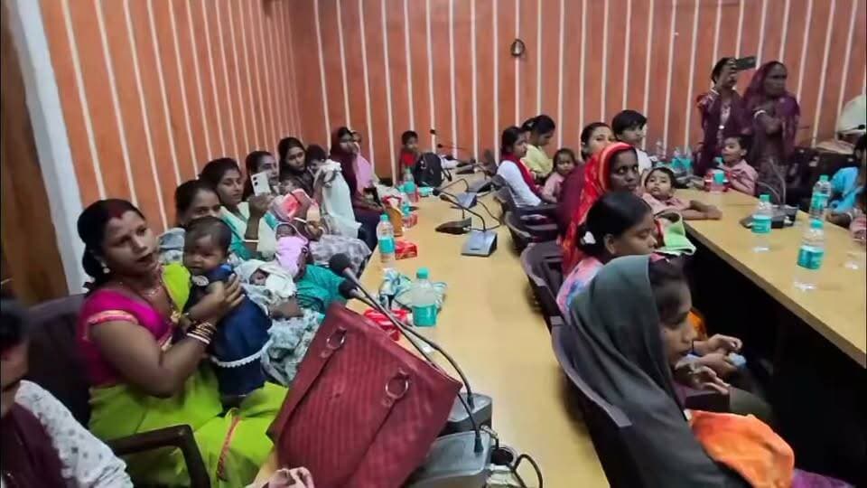 लाल टमाटर खाएंगे… आंगनबाड़ी जाएंगे, नन्हों की कविता पर मुस्कुराए DM