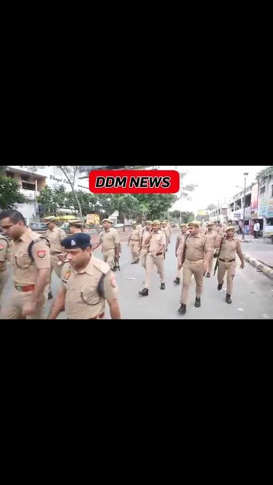 फिरोजाबाद में SSP का पैदल गश्त, रक्षाबंधन पर सुरक्षा का दिया भरोसा
फिरोजाबाद। रक्षाबंधन पर्व के दृष्टिगत जनपद में शांति व्यवस्था बनाए रखने के लिए वरिष्ठ पुलिस अधीक्षक आदित्य लांग्हे ने आज भारी पुलिस बल के साथ नगर क्षेत्र में पैदल गश्त किया।
SSP ने अपर पुलिस अधीक्षक नगर, क्षेत्राधिकारी नगर और सिटी सर्किल के सभी थाना प्रभारियों के साथ जैन मंदिर से नालबंद चौकी तक, मुख्य बाजार, भीड़-भाड़ वाले और संवेदनशील स्थानों पर भ्रमण किया।
इस दौरान उन्होंने आमजन, विशेषकर बाजार में खरीदारी करने आई महिलाओं और बालिकाओं से बात कर सुरक्षा का एहसास दिलाया। बाजारों में संदिग्ध व्यक्तियों की चेकिंग और यातायात व्यवस्था को लेकर अधिकारियों को कड़े निर्देश दिए।
साथ ही SSP ने सभी जनपद वासियों को रक्षाबंधन पर्व की हार्दिक शुभकामनाएं दी।
#FirozabadPolice #SSPFirozabad #AdityaLanghe #FootPatrol #RakshaBandhan2026 #UPPolice #FirozabadNews #LawAndOrder #DDMNewsLive