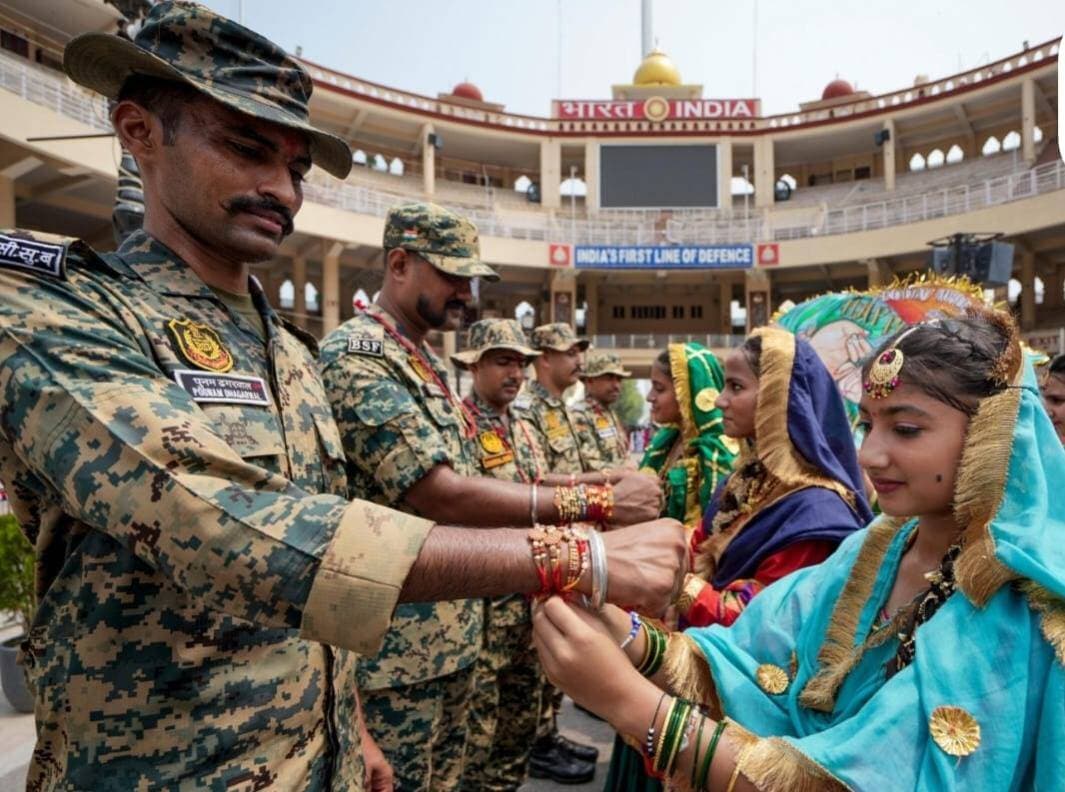 सरहद पर राखी का भावुक नजारा: बुजुर्ग माँ ने किया तिलक, बहनों ने बांधी राखी - अटारी बॉर्डर से दिल छू लेने वाली तस्वीरें 🇮🇳❤️
> #AttariBorder #RakshaBandhan #BSF #IndianArmy #WagahBorder #DDMNEWSLIVE
